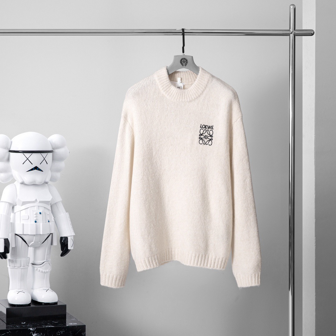 品牌：L*WE季度：2025秋冬颜色：黑色 米白色 灰色尺码：M-2XL版型：宽松版 长袖圆领毛衣成分：