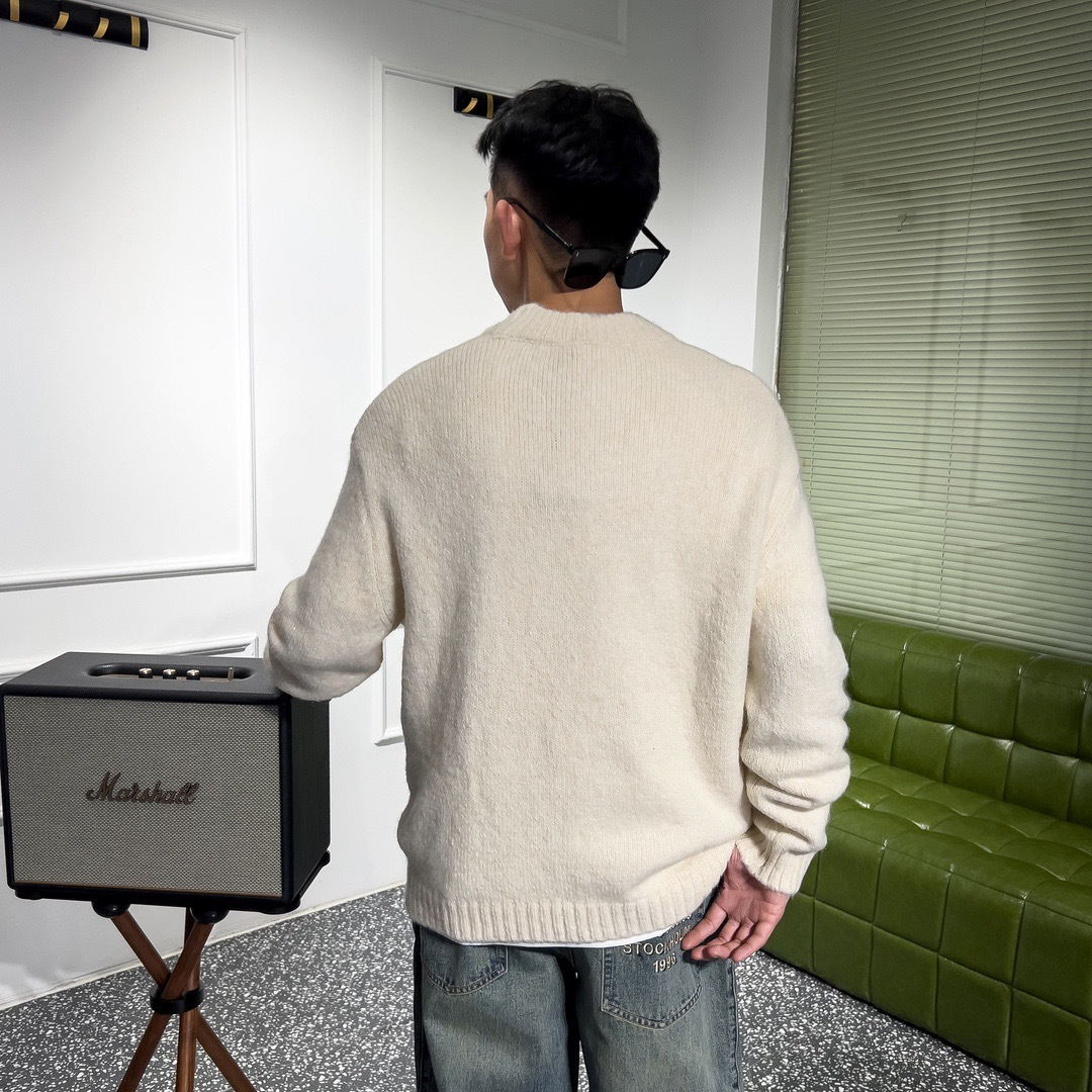 品牌：L*WE季度：2025秋冬颜色：黑色 米白色 灰色尺码：M-2XL版型：宽松版 长袖圆领毛衣成分：