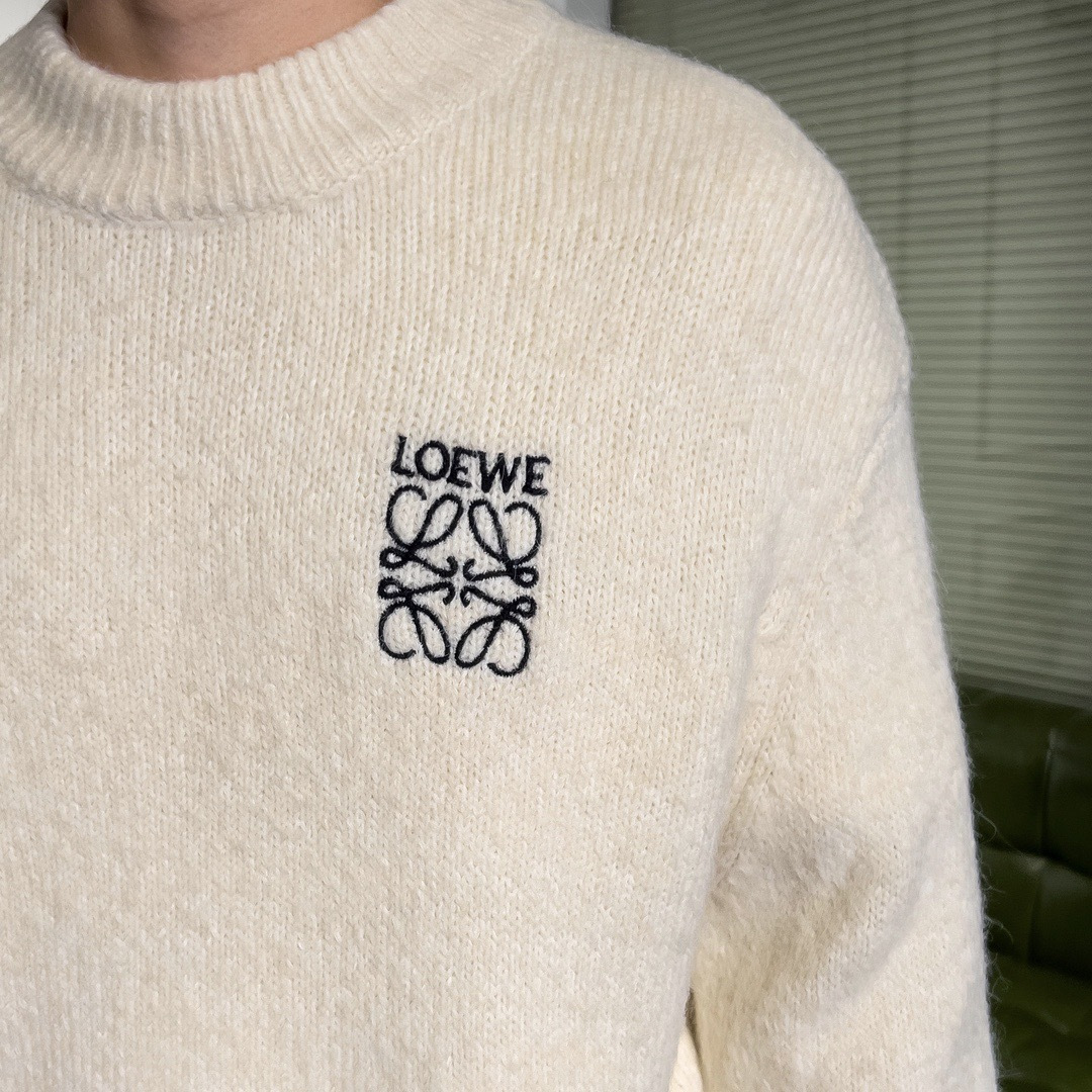 品牌：L*WE季度：2025秋冬颜色：黑色 米白色 灰色尺码：M-2XL版型：宽松版 长袖圆领毛衣成分：