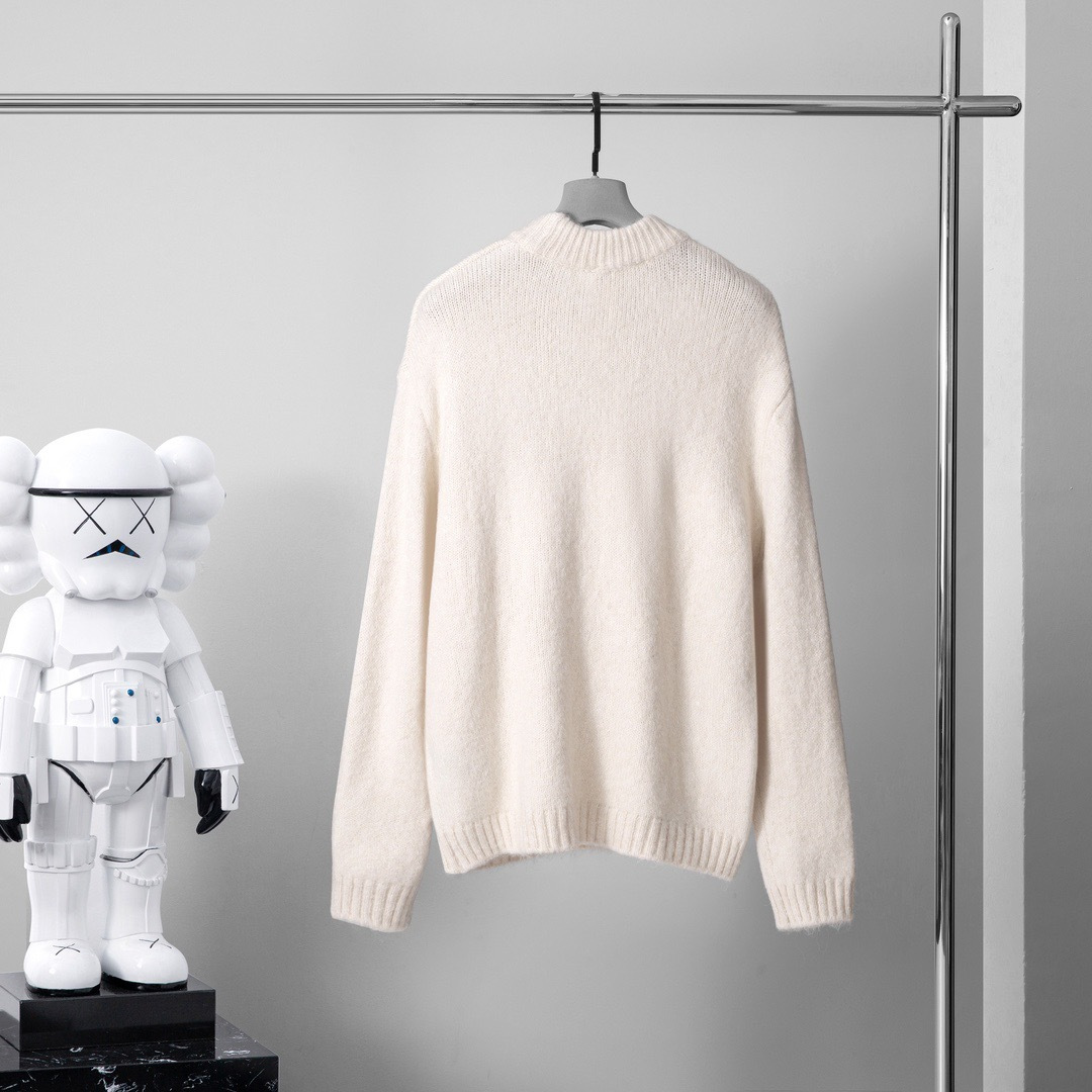 品牌：L*WE季度：2025秋冬颜色：黑色 米白色 灰色尺码：M-2XL版型：宽松版 长袖圆领毛衣成分：