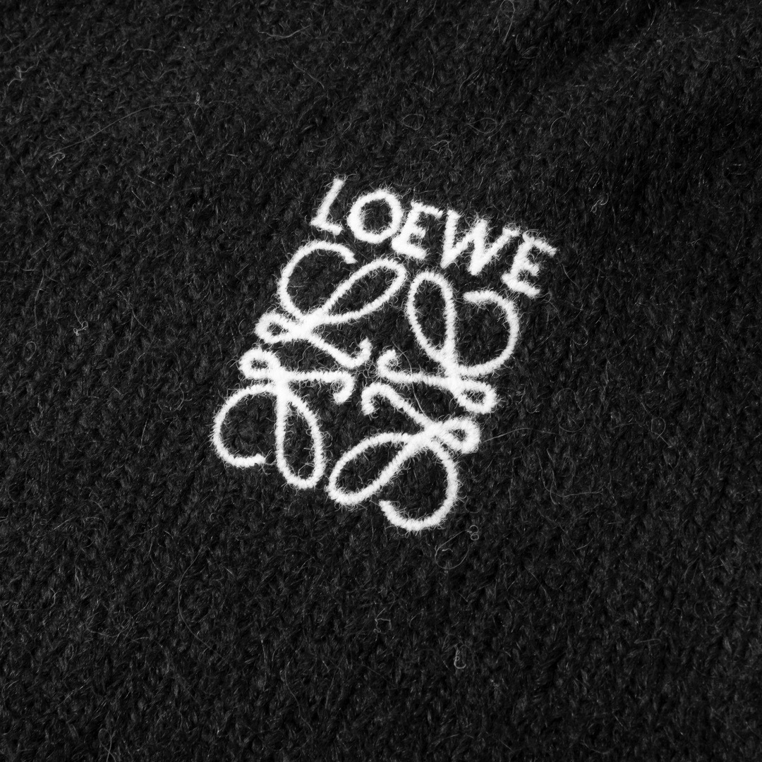 品牌：L*WE季度：2025秋冬颜色：黑色 米白色 灰色尺码：M-2XL版型：宽松版 长袖圆领毛衣成分：