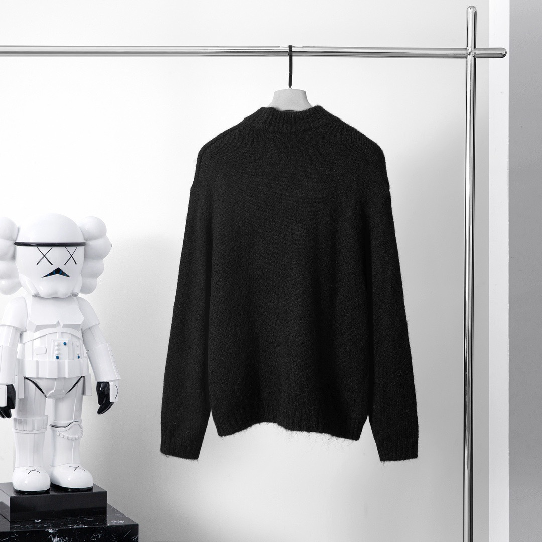 品牌：L*WE季度：2025秋冬颜色：黑色 米白色 灰色尺码：M-2XL版型：宽松版 长袖圆领毛衣成分：