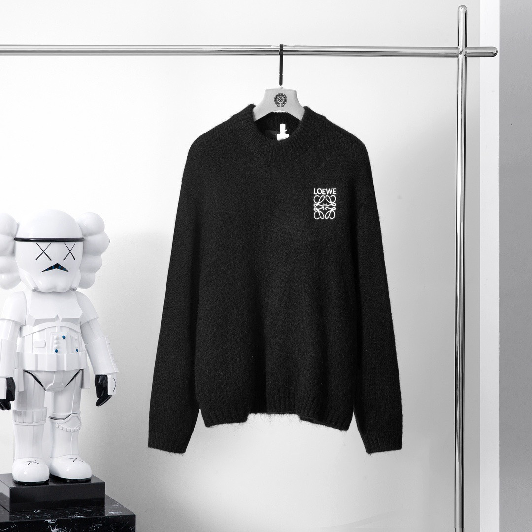 品牌：L*WE季度：2025秋冬颜色：黑色 米白色 灰色尺码：M-2XL版型：宽松版 长袖圆领毛衣成分：