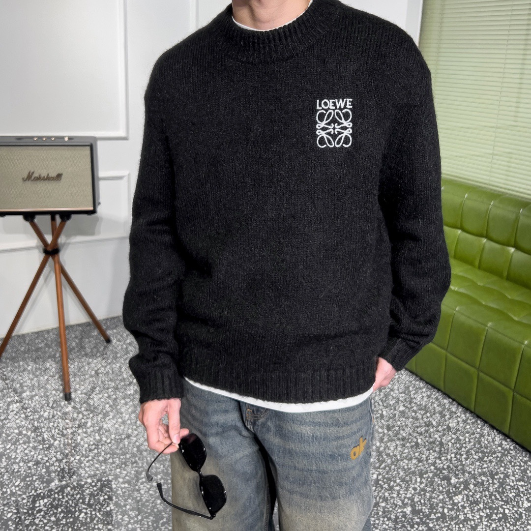 品牌：L*WE季度：2025秋冬颜色：黑色 米白色 灰色尺码：M-2XL版型：宽松版 长袖圆领毛衣成分：