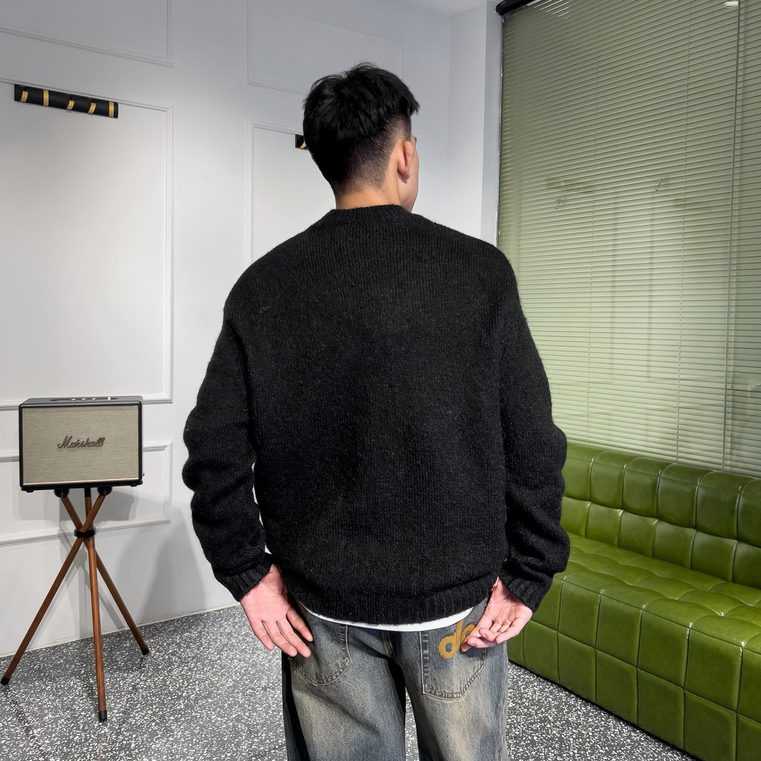 品牌：L*WE季度：2025秋冬颜色：黑色 米白色 灰色尺码：M-2XL版型：宽松版 长袖圆领毛衣成分：