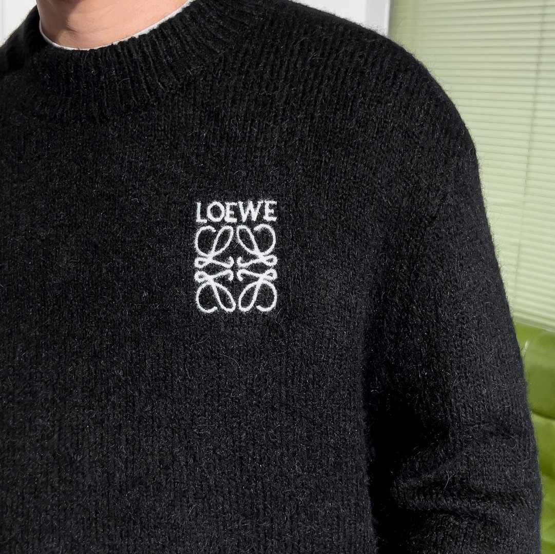 品牌：L*WE季度：2025秋冬颜色：黑色 米白色 灰色尺码：M-2XL版型：宽松版 长袖圆领毛衣成分：