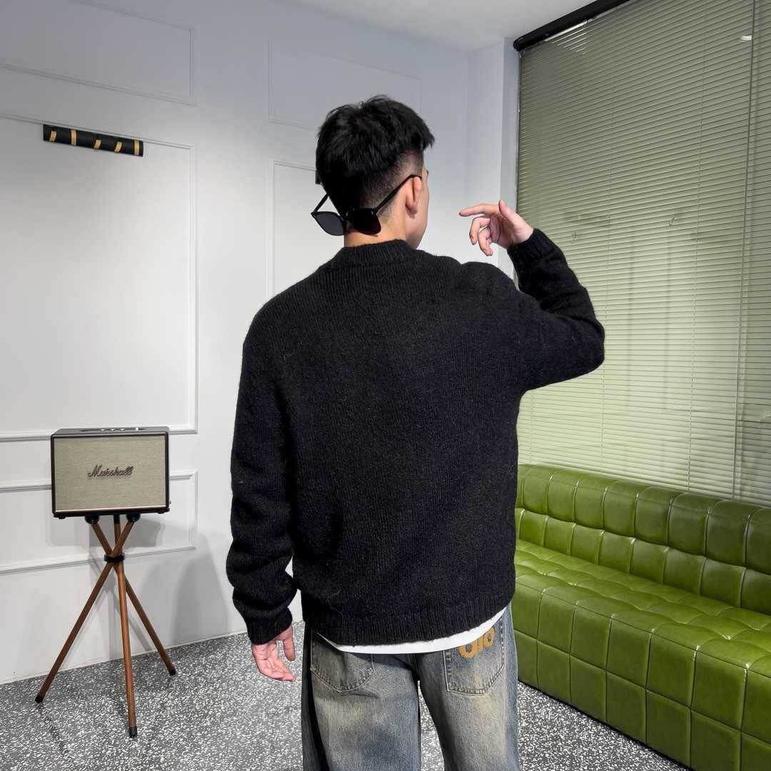 品牌：L*WE季度：2025秋冬颜色：黑色 米白色 灰色尺码：M-2XL版型：宽松版 长袖圆领毛衣成分：