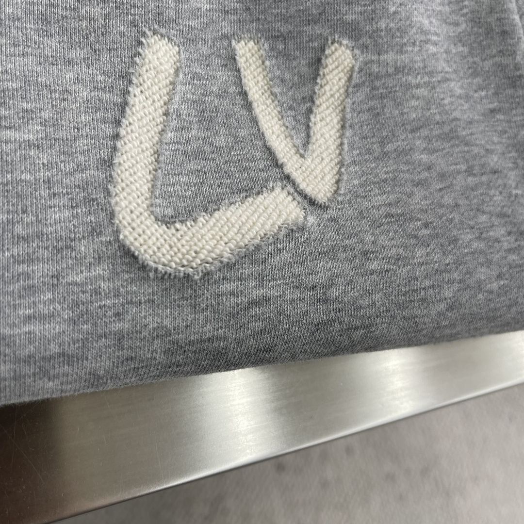 驴牌 25fw新款棒球领夹克外套。新款采用了双层复合面料，手感柔软细腻，穿上去非常舒适。它的领口和袖子边