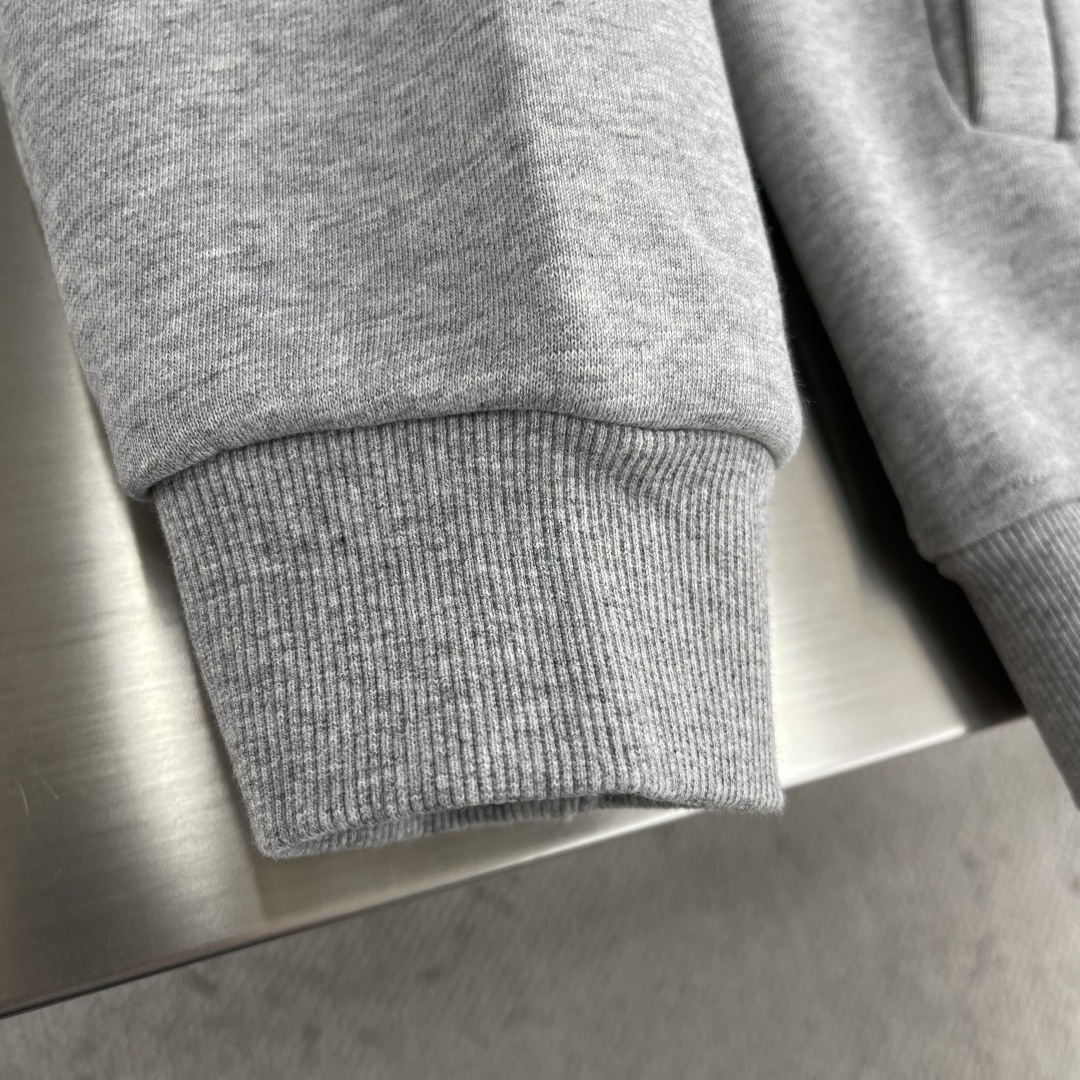 驴牌 25fw新款棒球领夹克外套。新款采用了双层复合面料，手感柔软细腻，穿上去非常舒适。它的领口和袖子边