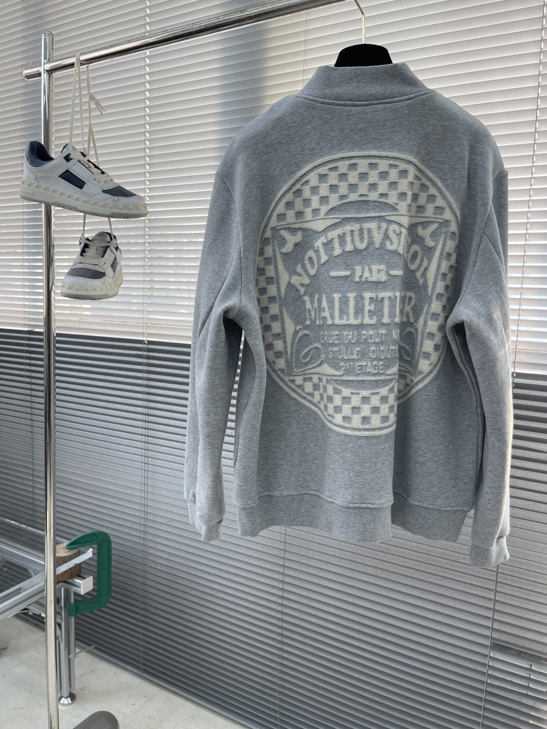 驴牌 25fw新款棒球领夹克外套。新款采用了双层复合面料，手感柔软细腻，穿上去非常舒适。它的领口和袖子边