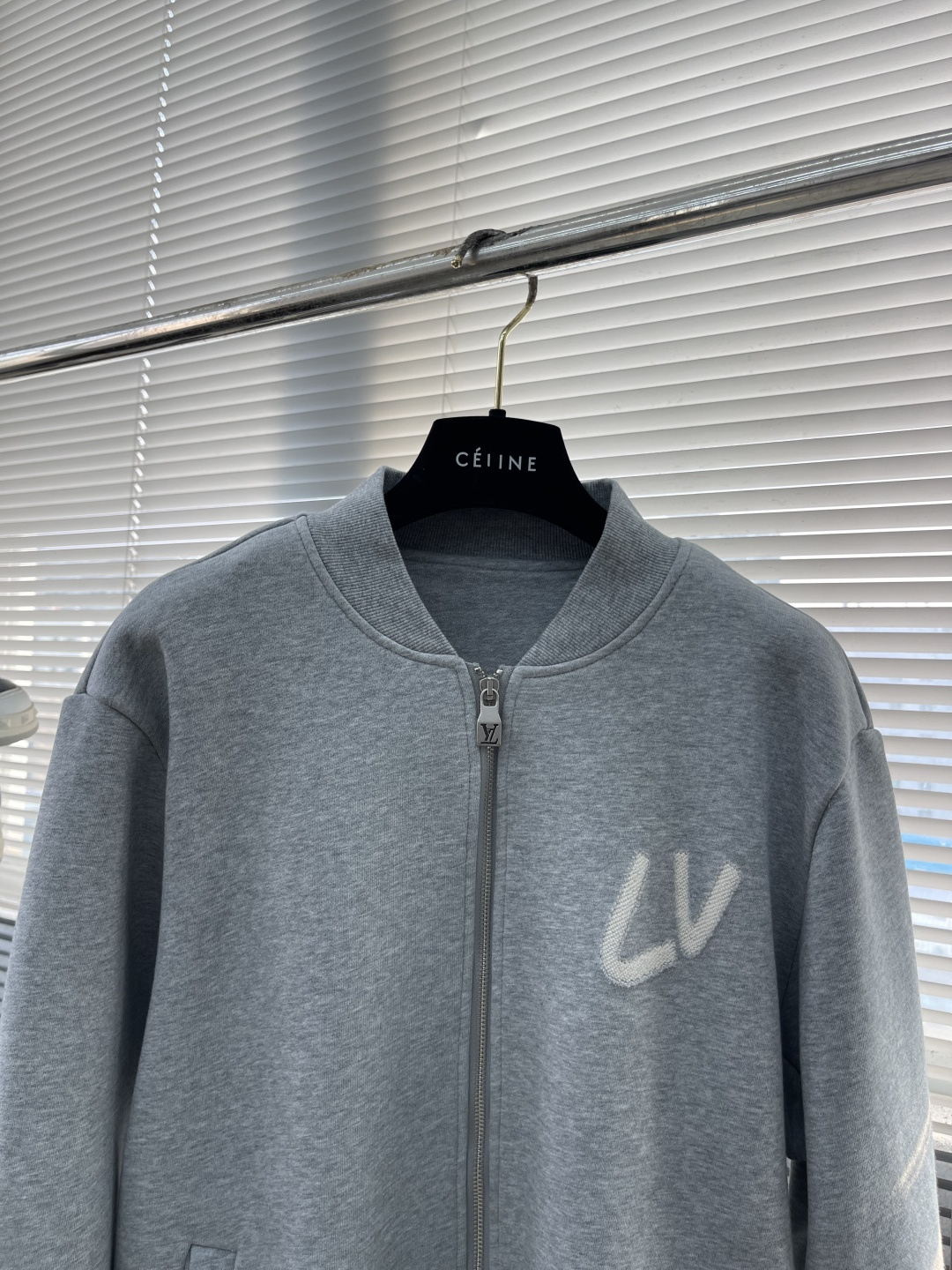 驴牌 25fw新款棒球领夹克外套。新款采用了双层复合面料，手感柔软细腻，穿上去非常舒适。它的领口和袖子边