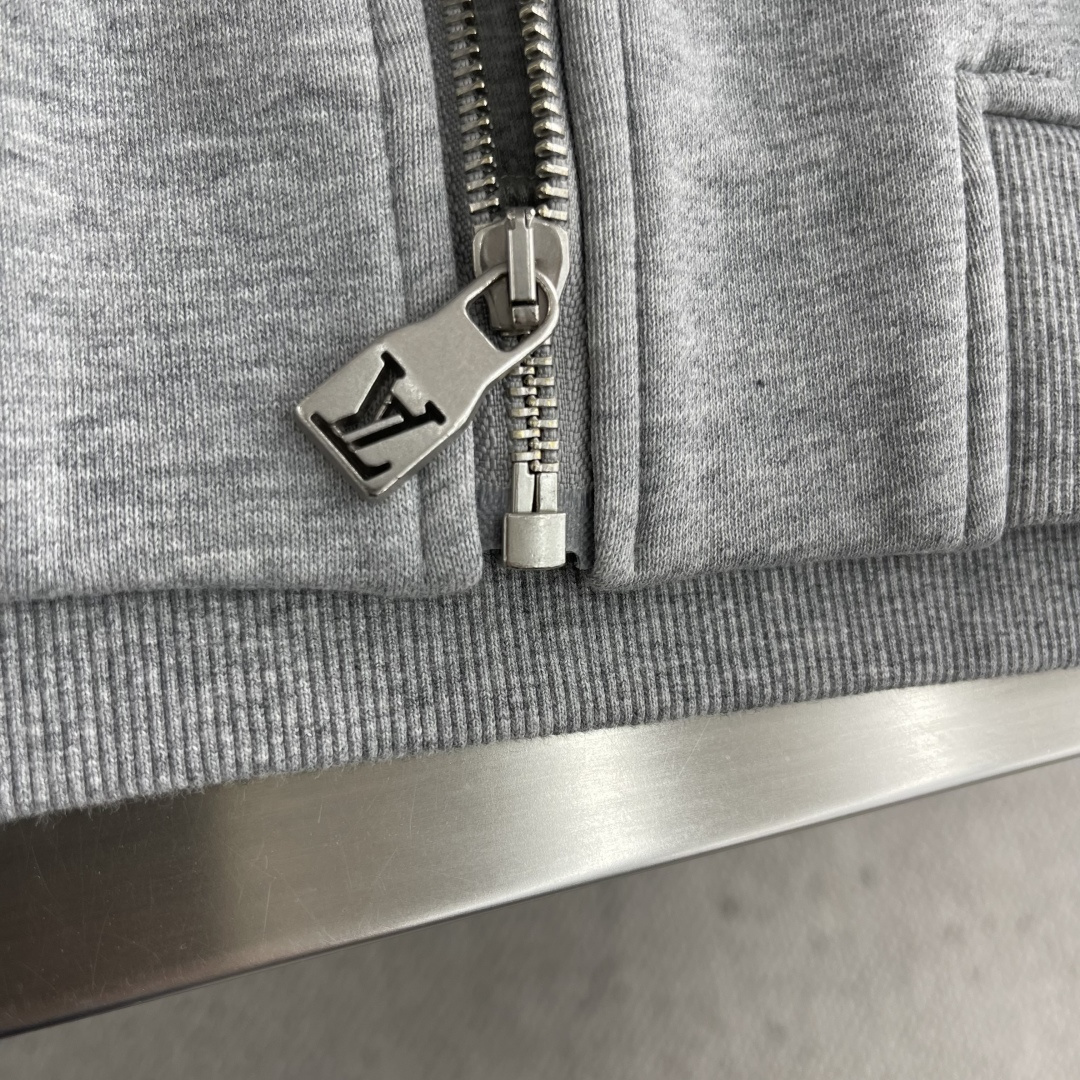 驴牌 25fw新款棒球领夹克外套。新款采用了双层复合面料，手感柔软细腻，穿上去非常舒适。它的领口和袖子边