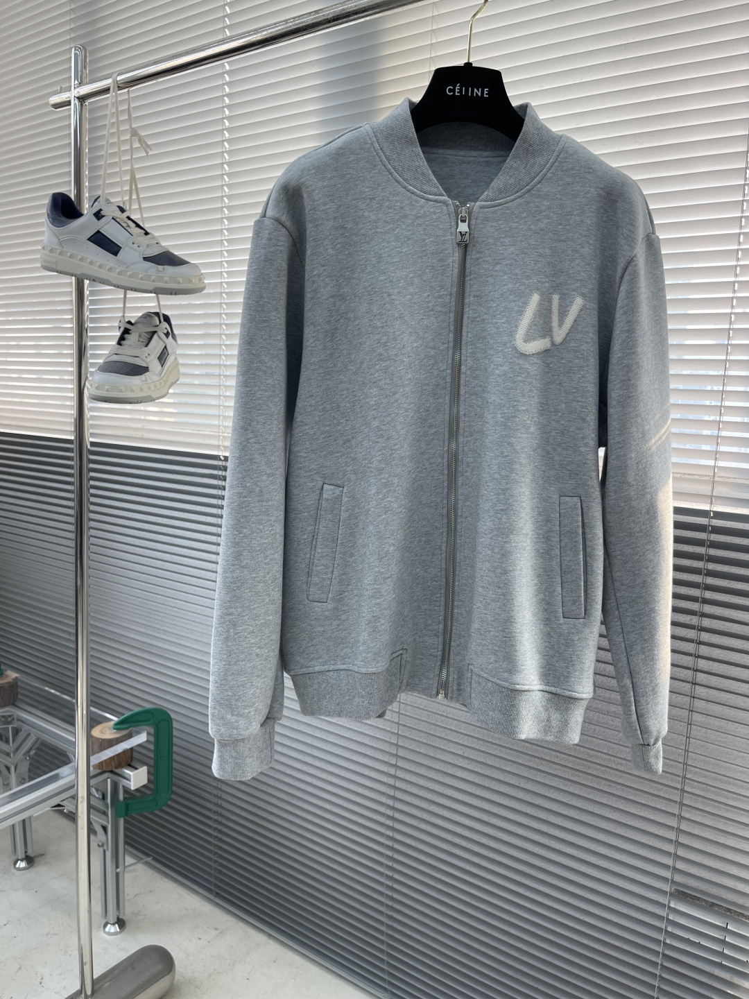 驴牌 25fw新款棒球领夹克外套。新款采用了双层复合面料，手感柔软细腻，穿上去非常舒适。它的领口和袖子边