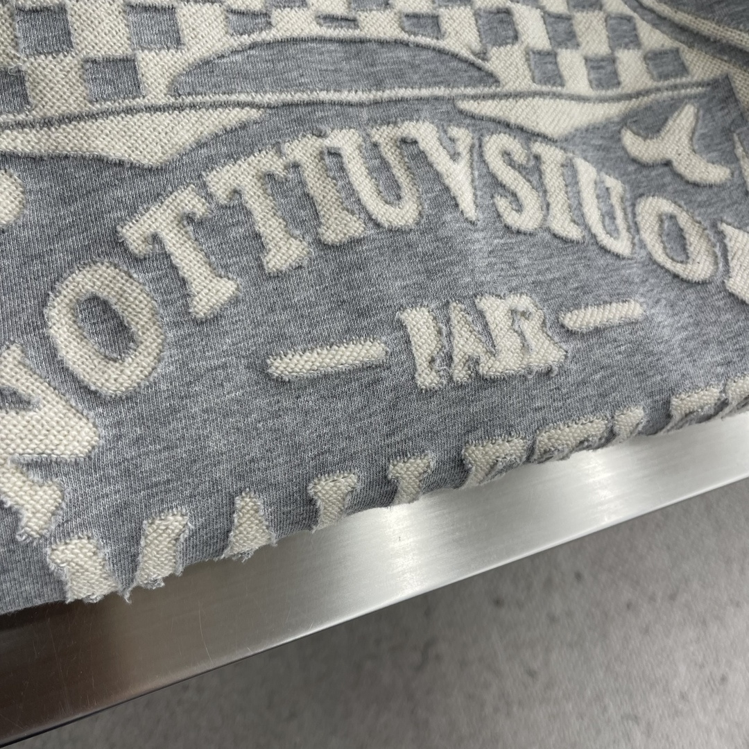 驴牌 25fw新款棒球领夹克外套。新款采用了双层复合面料，手感柔软细腻，穿上去非常舒适。它的领口和袖子边