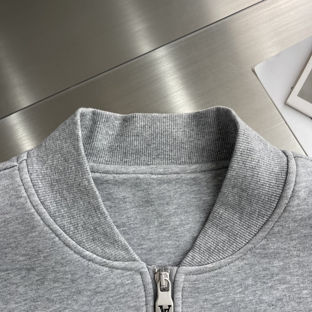 驴牌 25fw新款棒球领夹克外套。新款采用了双层复合面料，手感柔软细腻，穿上去非常舒适。它的领口和袖子边