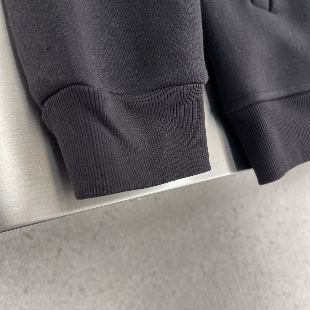 驴牌 25fw新款棒球领夹克外套。新款采用了双层复合面料，手感柔软细腻，穿上去非常舒适。它的领口和袖子边