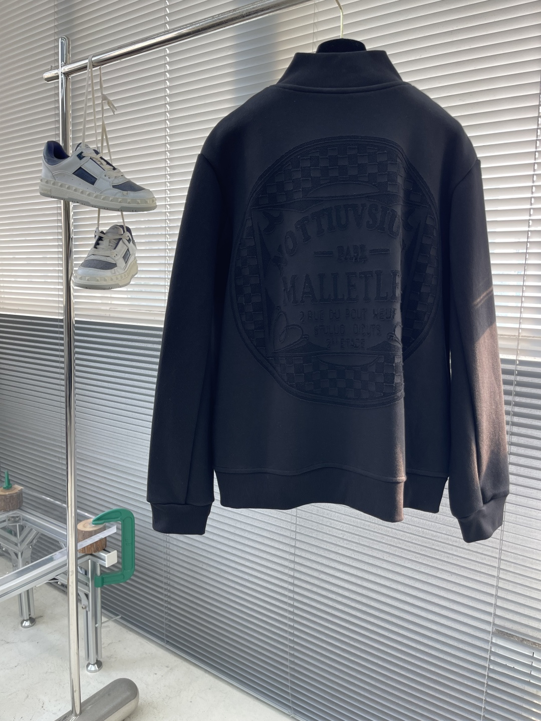 驴牌 25fw新款棒球领夹克外套。新款采用了双层复合面料，手感柔软细腻，穿上去非常舒适。它的领口和袖子边