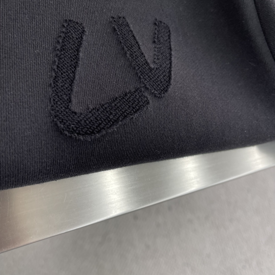 驴牌 25fw新款棒球领夹克外套。新款采用了双层复合面料，手感柔软细腻，穿上去非常舒适。它的领口和袖子边