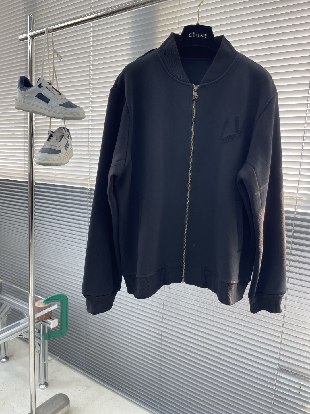 驴牌 25fw新款棒球领夹克外套。新款采用了双层复合面料，手感柔软细腻，穿上去非常舒适。它的领口和袖子边