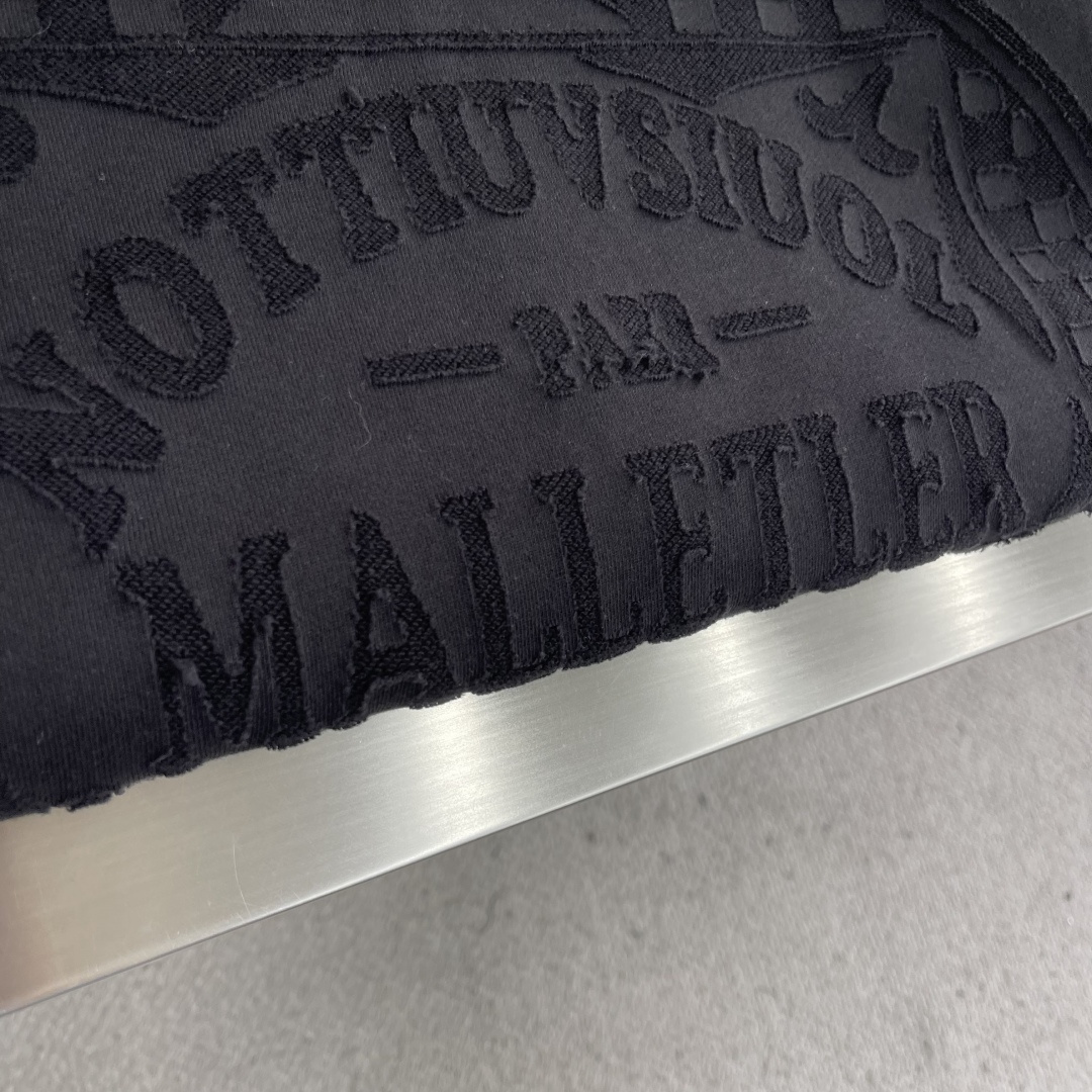 驴牌 25fw新款棒球领夹克外套。新款采用了双层复合面料，手感柔软细腻，穿上去非常舒适。它的领口和袖子边