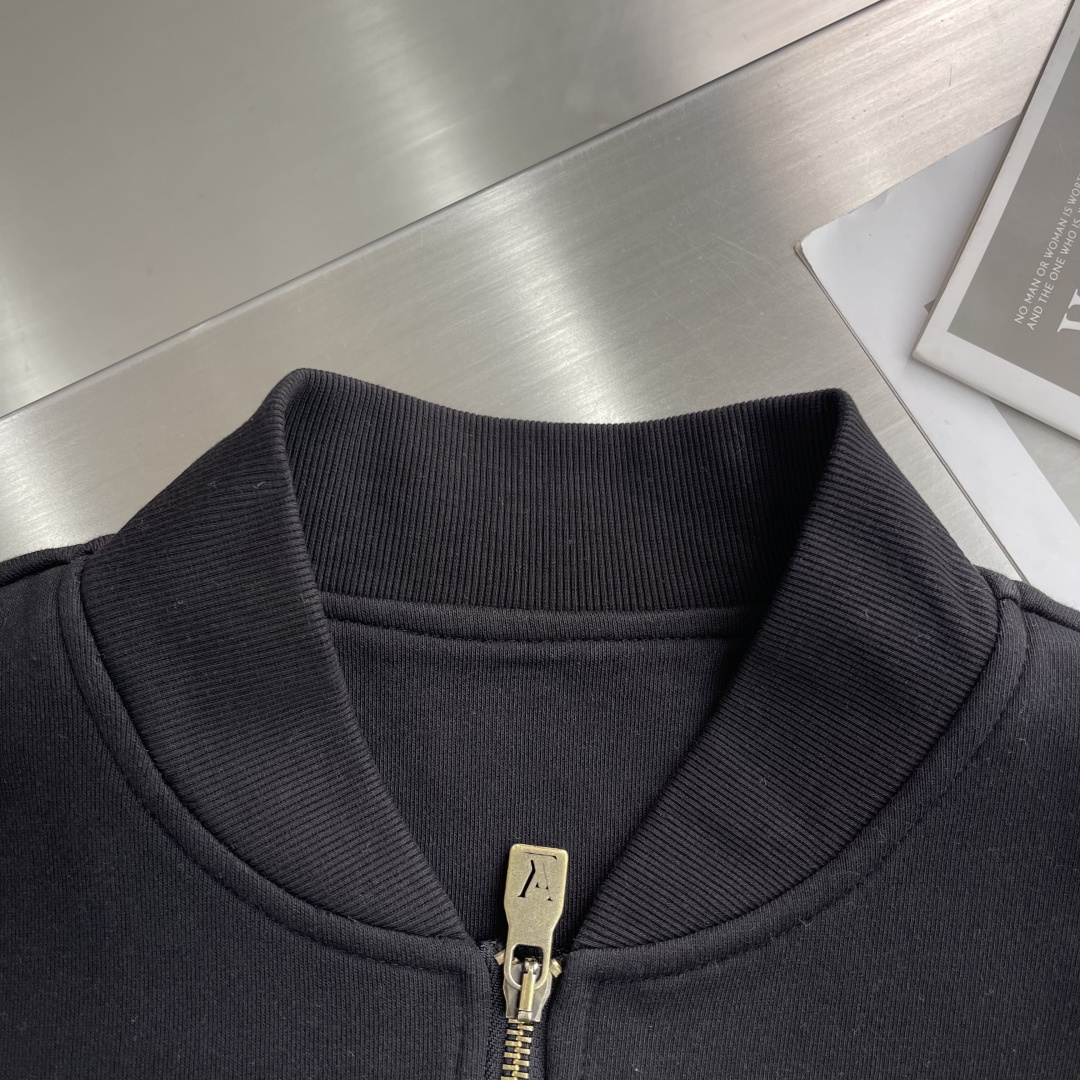 驴牌 25fw新款棒球领夹克外套。新款采用了双层复合面料，手感柔软细腻，穿上去非常舒适。它的领口和袖子边