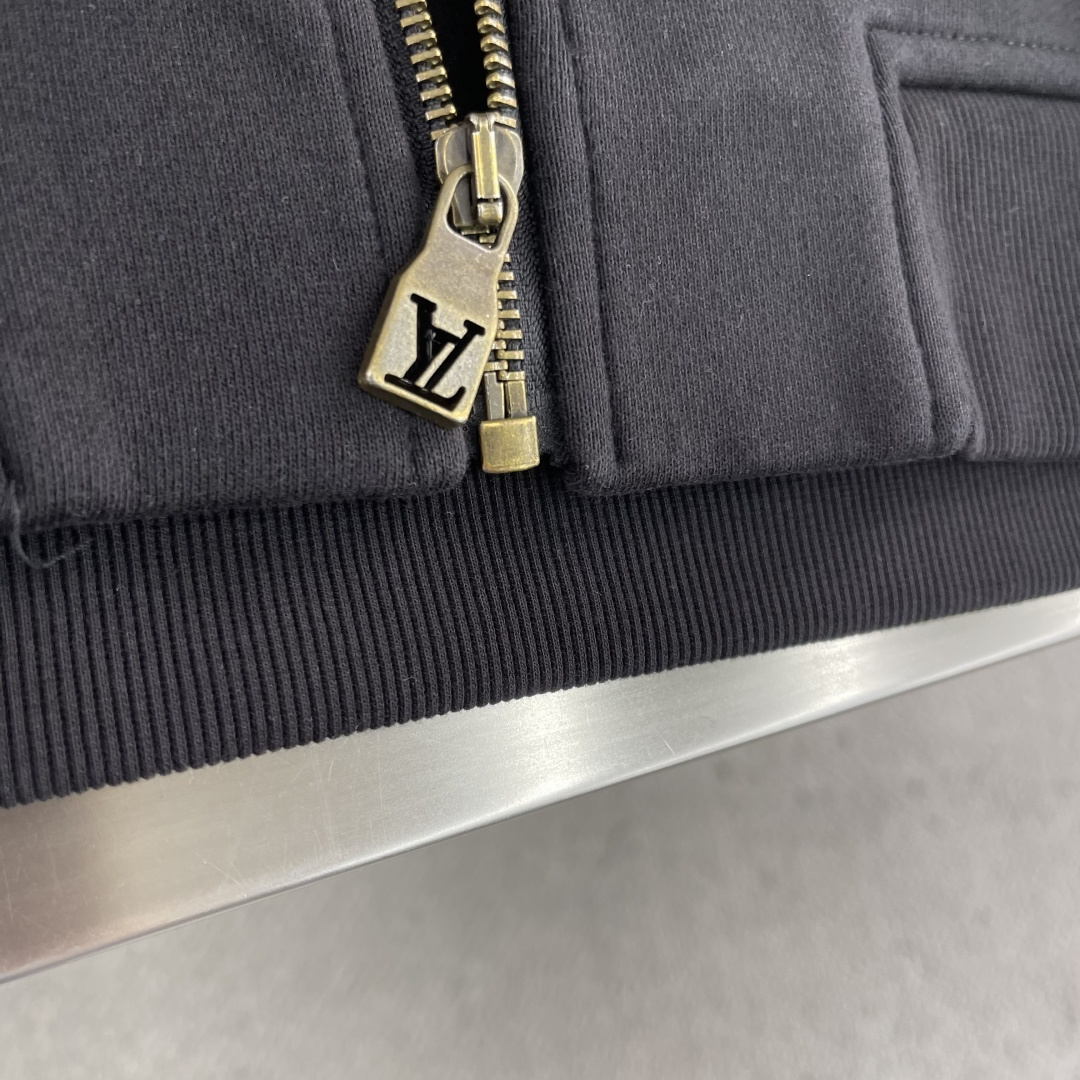 驴牌 25fw新款棒球领夹克外套。新款采用了双层复合面料，手感柔软细腻，穿上去非常舒适。它的领口和袖子边