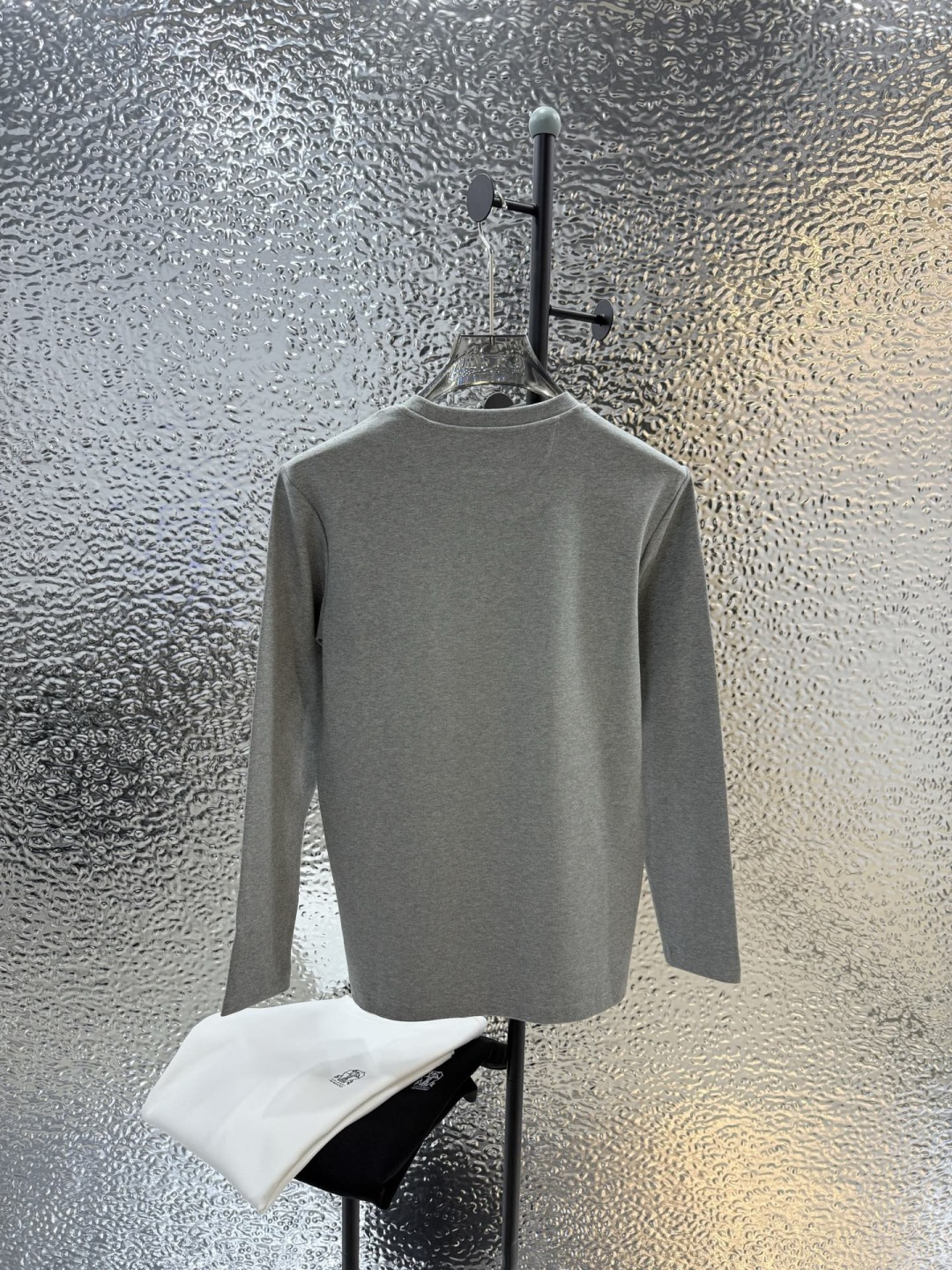 Brunello Cucinelli的珍贵材料提升了这款圆领T恤的经典风范。柔软的棉质汗布与本季色彩组合