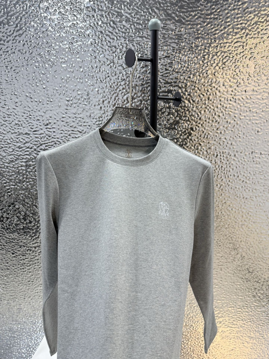 Brunello Cucinelli的珍贵材料提升了这款圆领T恤的经典风范。柔软的棉质汗布与本季色彩组合