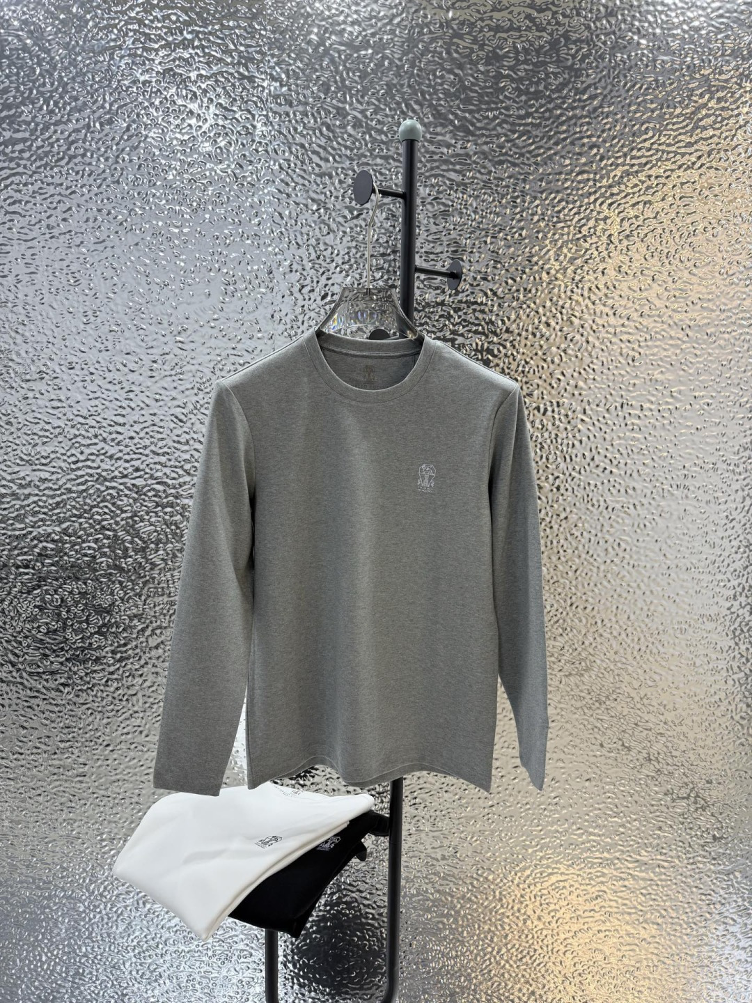 Brunello Cucinelli的珍贵材料提升了这款圆领T恤的经典风范。柔软的棉质汗布与本季色彩组合