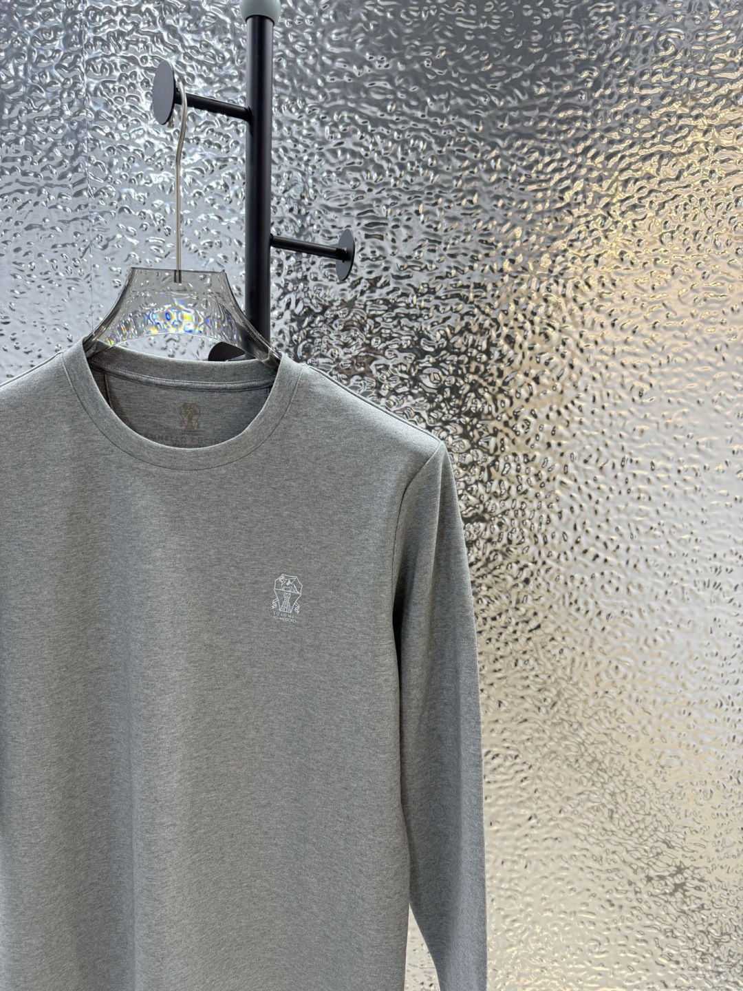 Brunello Cucinelli的珍贵材料提升了这款圆领T恤的经典风范。柔软的棉质汗布与本季色彩组合