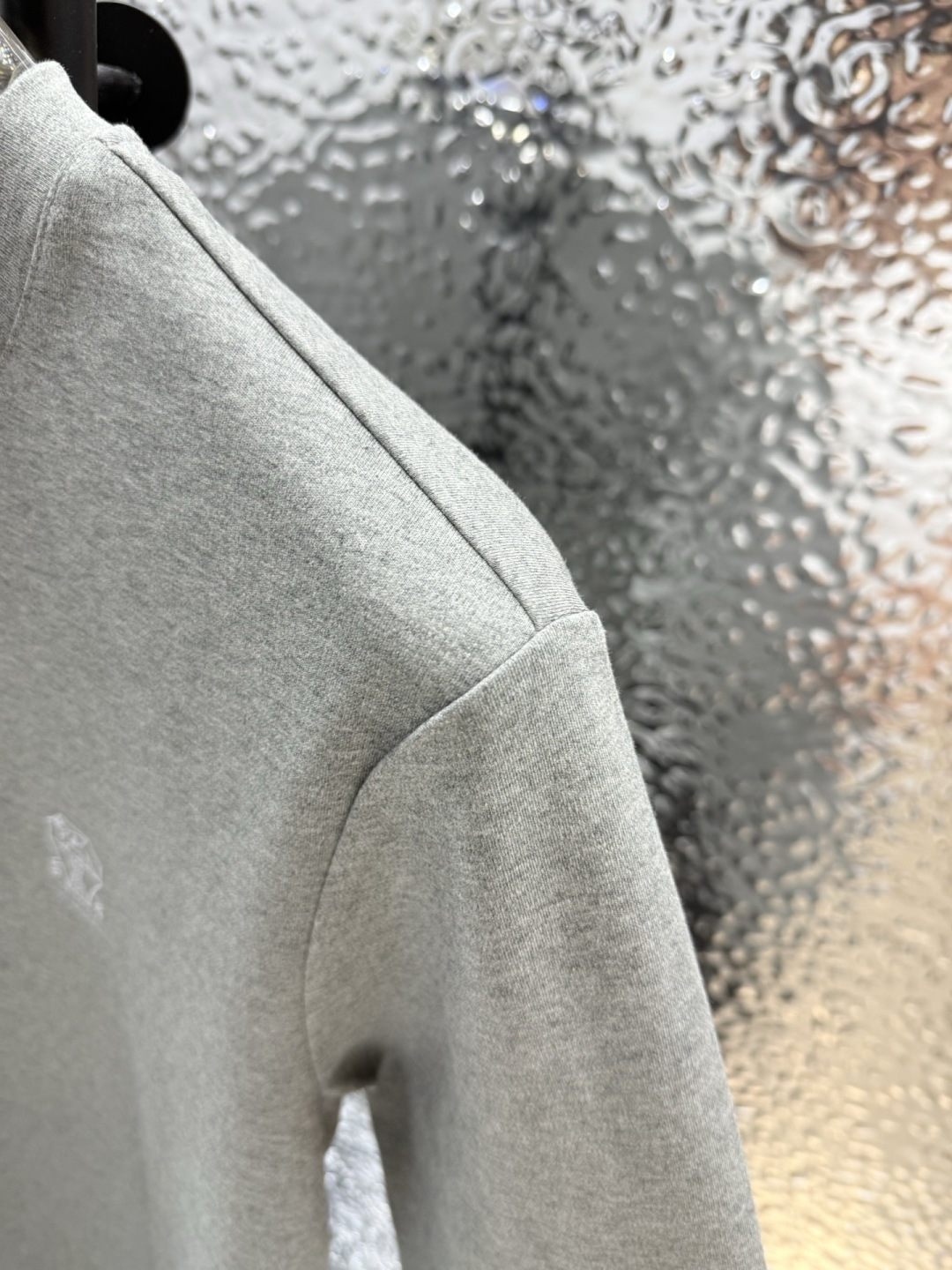 Brunello Cucinelli的珍贵材料提升了这款圆领T恤的经典风范。柔软的棉质汗布与本季色彩组合