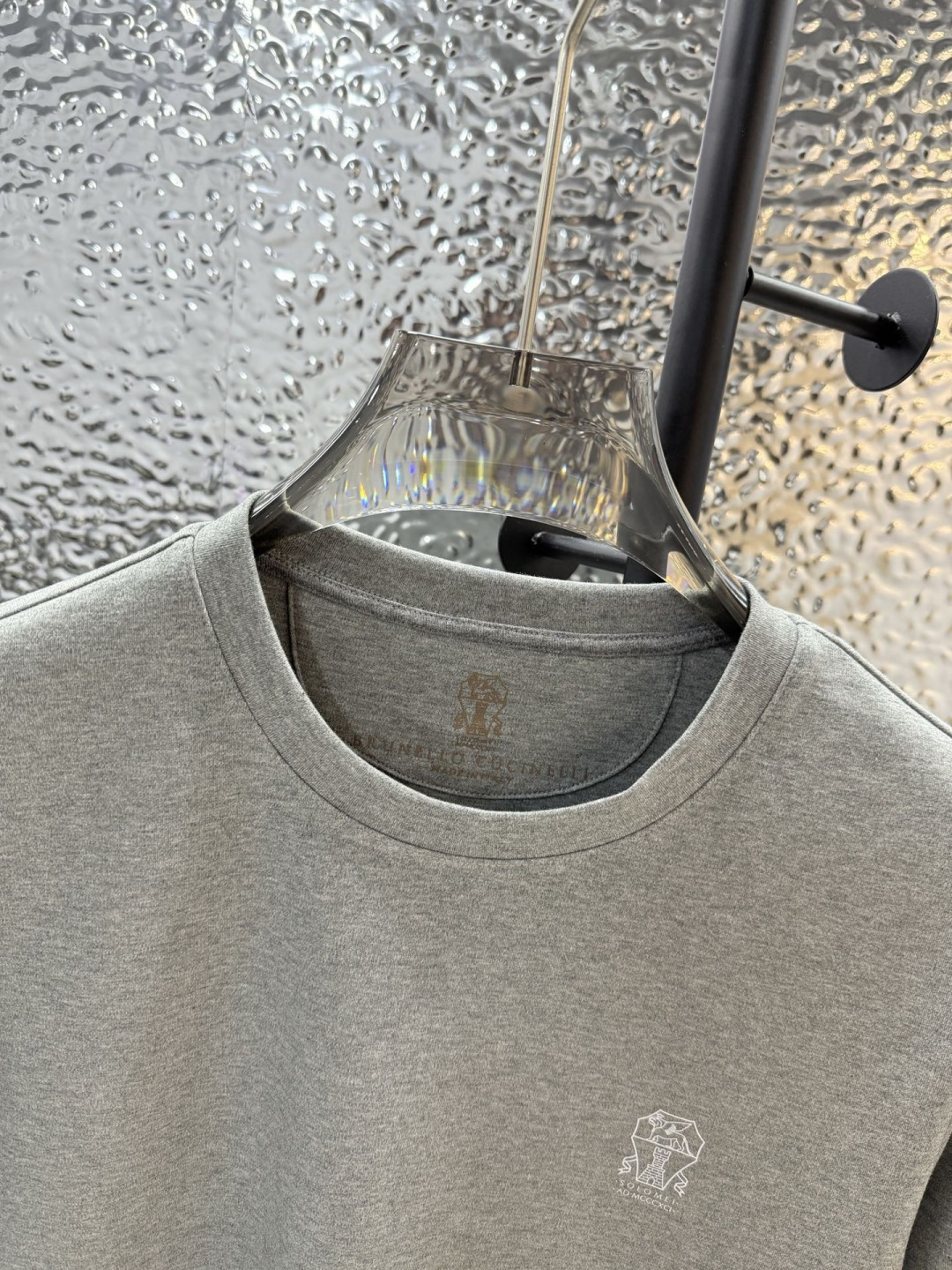 Brunello Cucinelli的珍贵材料提升了这款圆领T恤的经典风范。柔软的棉质汗布与本季色彩组合