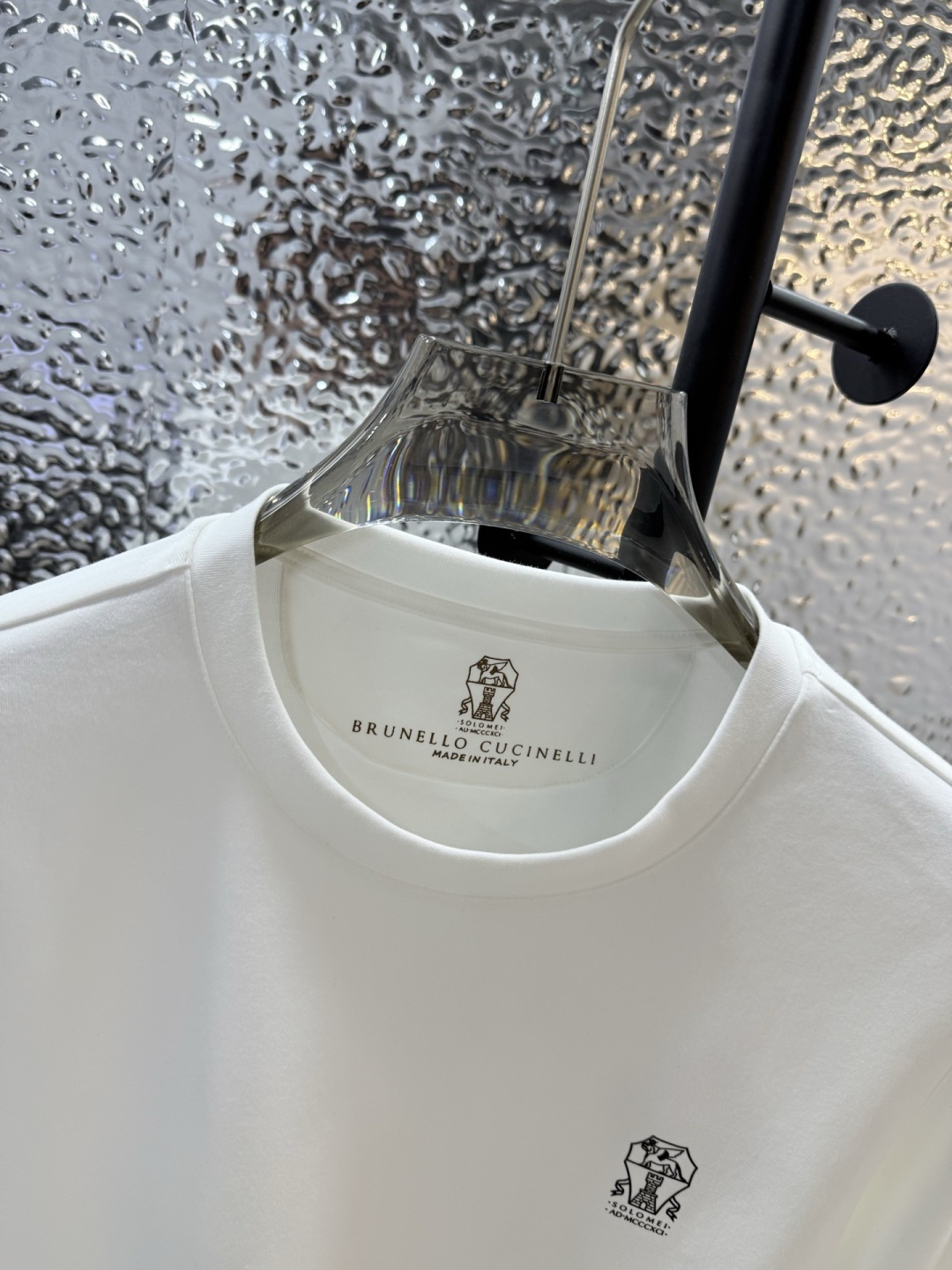 Brunello Cucinelli的珍贵材料提升了这款圆领T恤的经典风范。柔软的棉质汗布与本季色彩组合