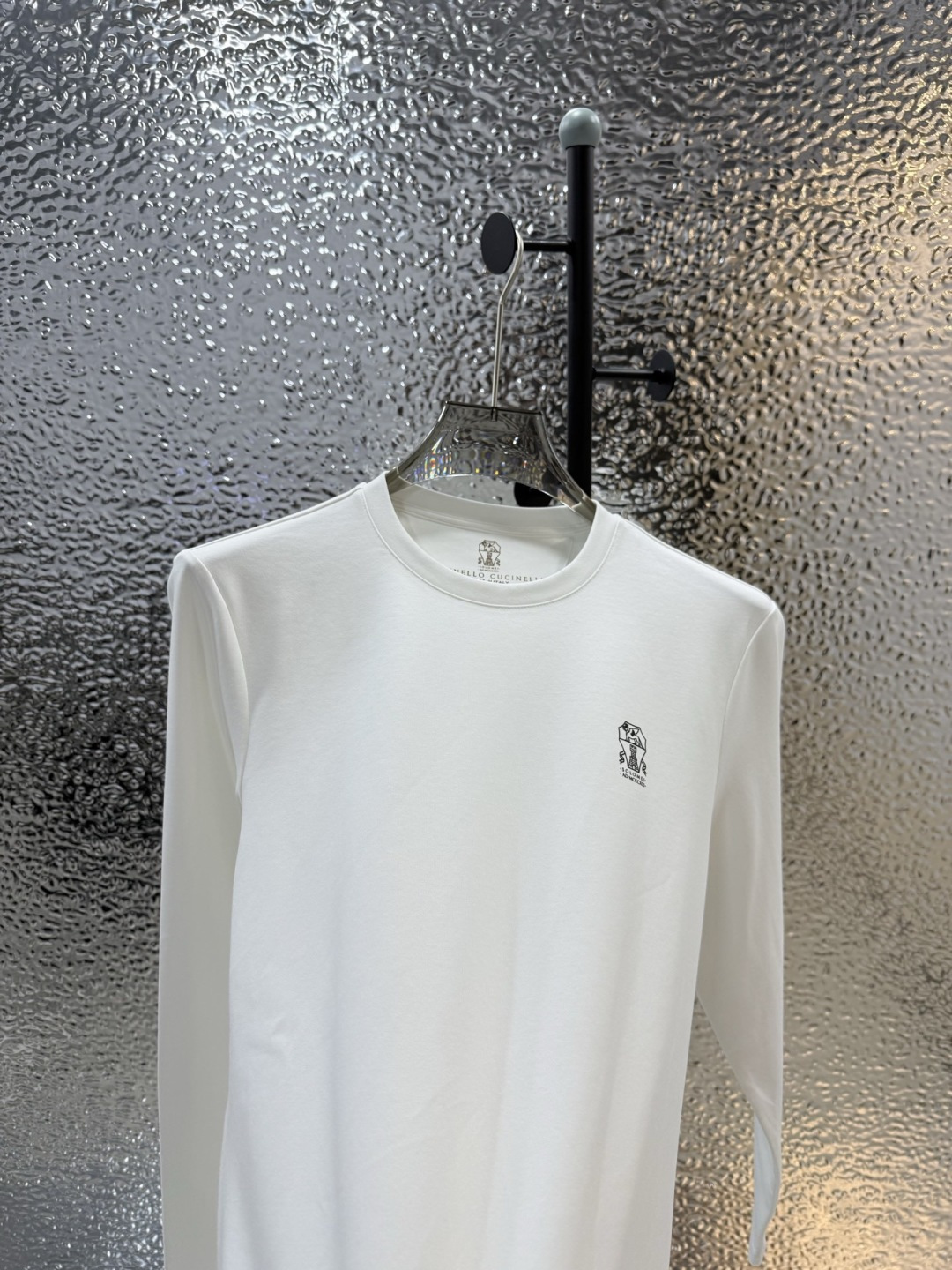 Brunello Cucinelli的珍贵材料提升了这款圆领T恤的经典风范。柔软的棉质汗布与本季色彩组合