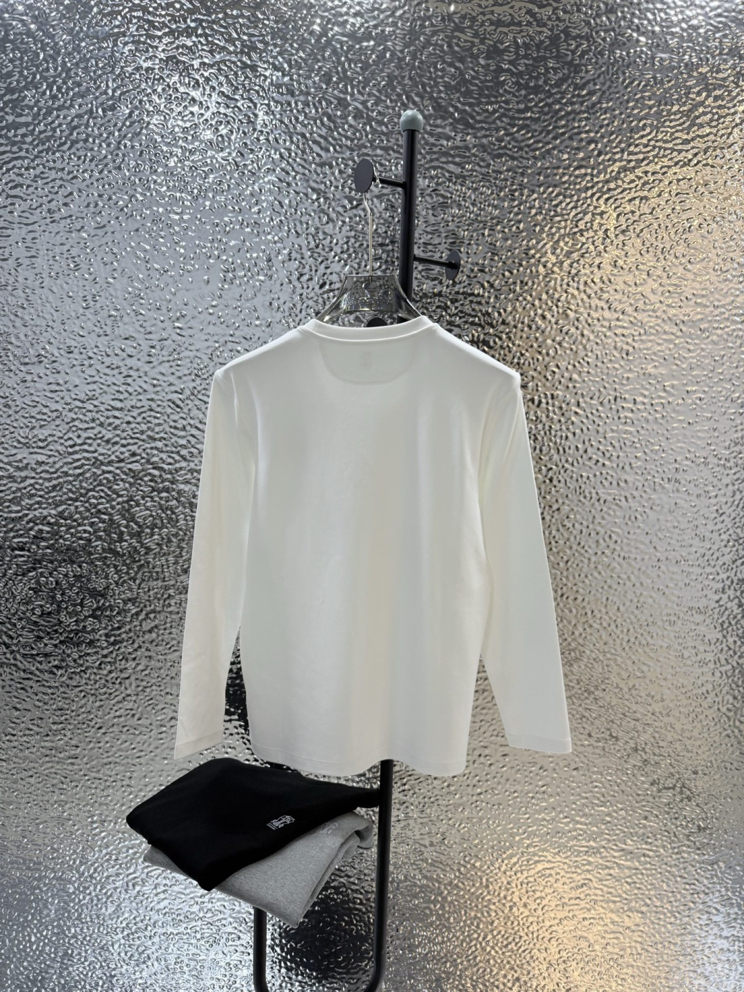 Brunello Cucinelli的珍贵材料提升了这款圆领T恤的经典风范。柔软的棉质汗布与本季色彩组合