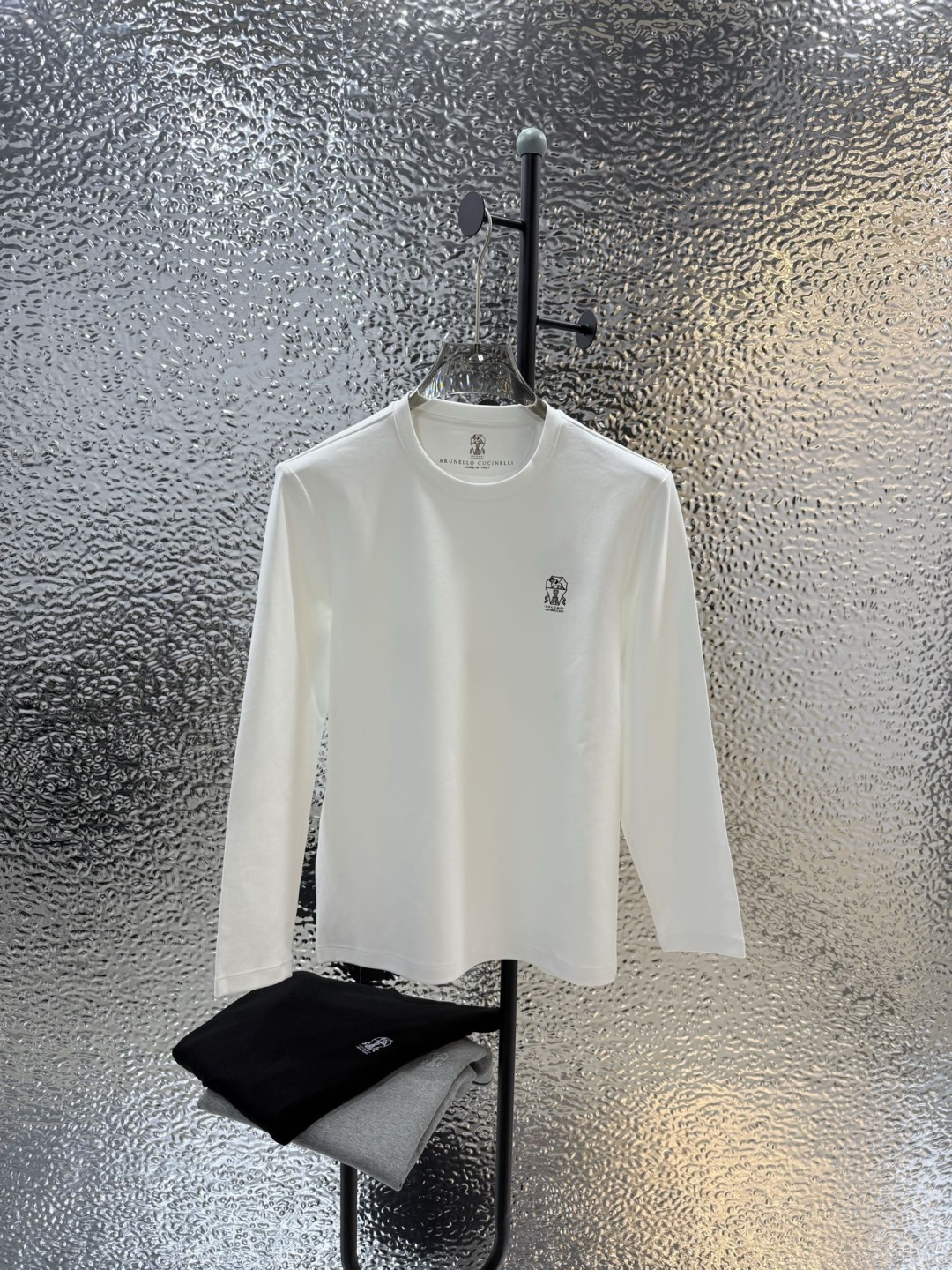 Brunello Cucinelli的珍贵材料提升了这款圆领T恤的经典风范。柔软的棉质汗布与本季色彩组合