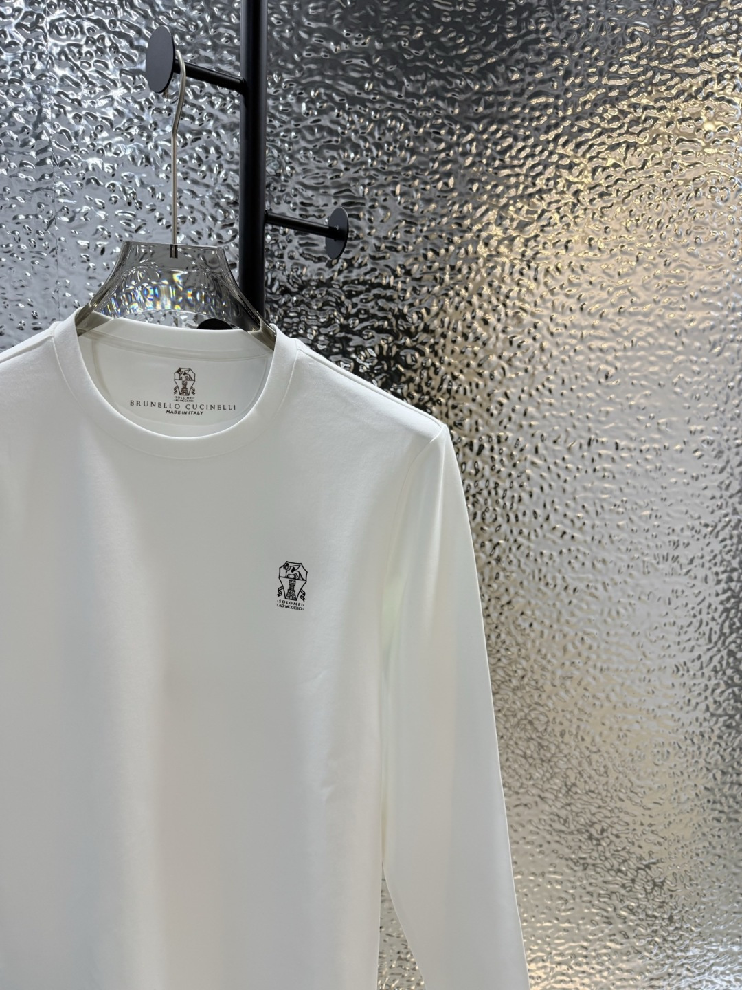Brunello Cucinelli的珍贵材料提升了这款圆领T恤的经典风范。柔软的棉质汗布与本季色彩组合