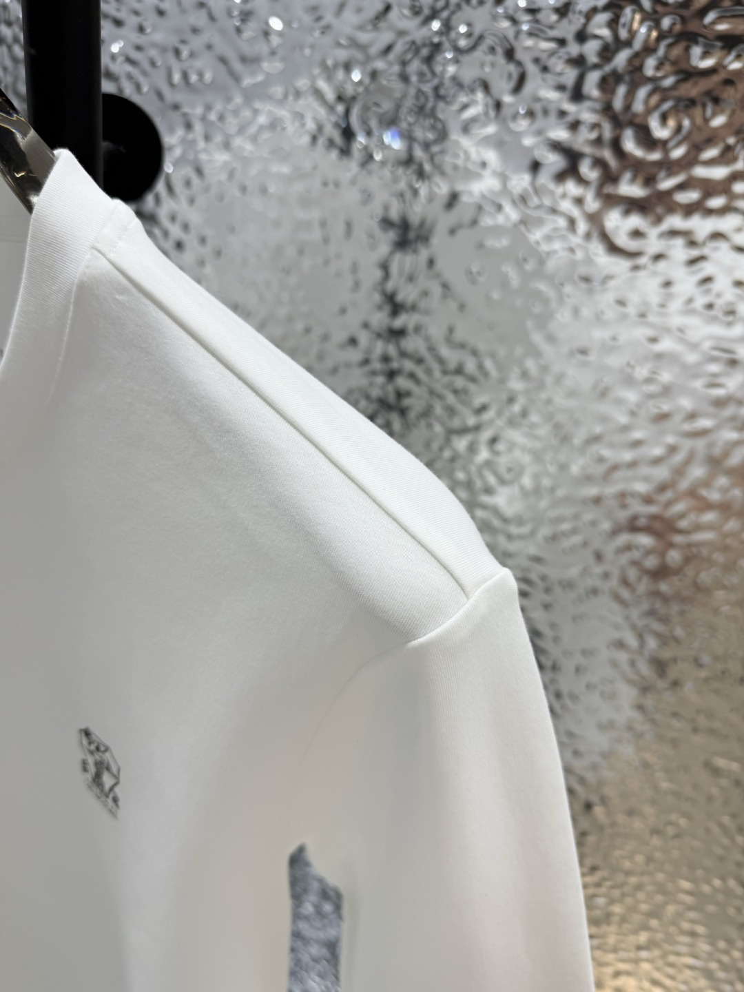 Brunello Cucinelli的珍贵材料提升了这款圆领T恤的经典风范。柔软的棉质汗布与本季色彩组合