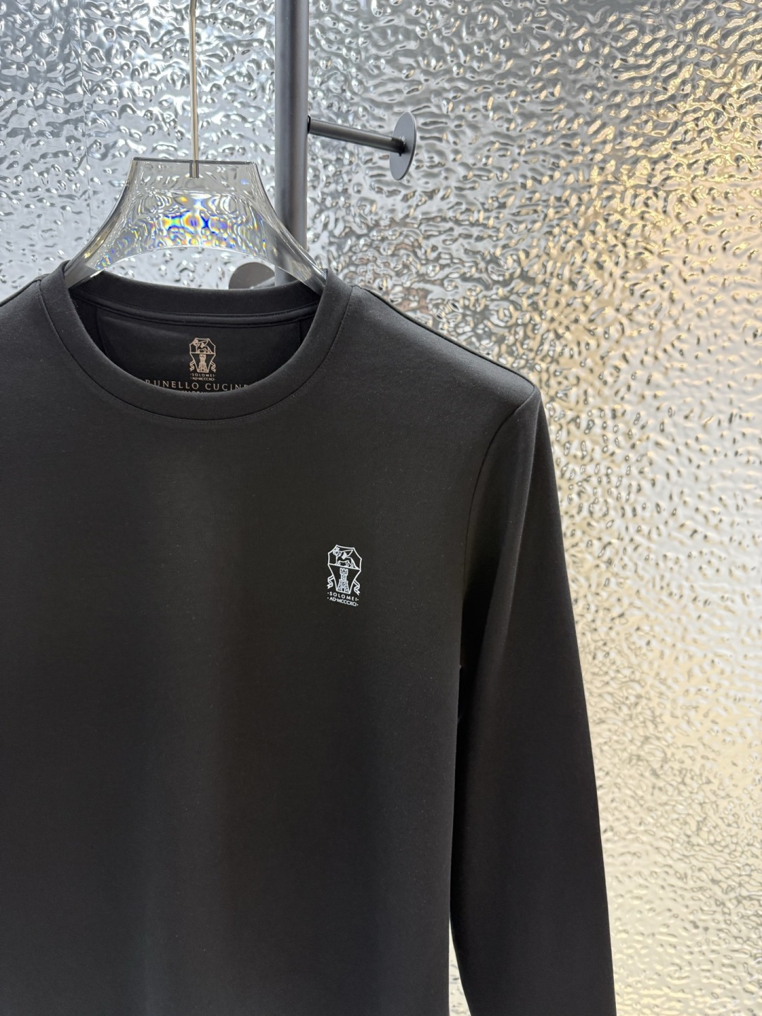 Brunello Cucinelli的珍贵材料提升了这款圆领T恤的经典风范。柔软的棉质汗布与本季色彩组合