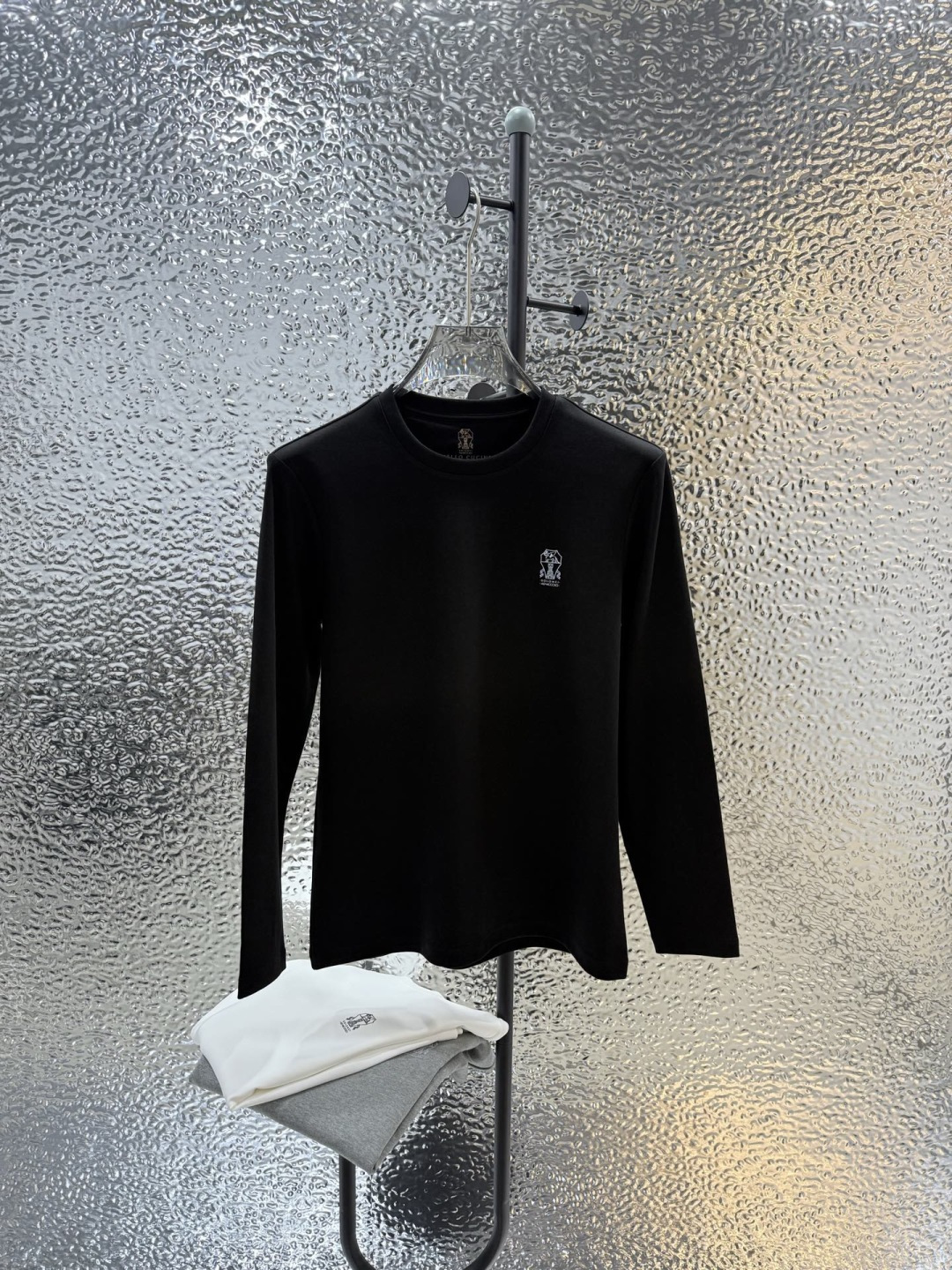 Brunello Cucinelli的珍贵材料提升了这款圆领T恤的经典风范。柔软的棉质汗布与本季色彩组合