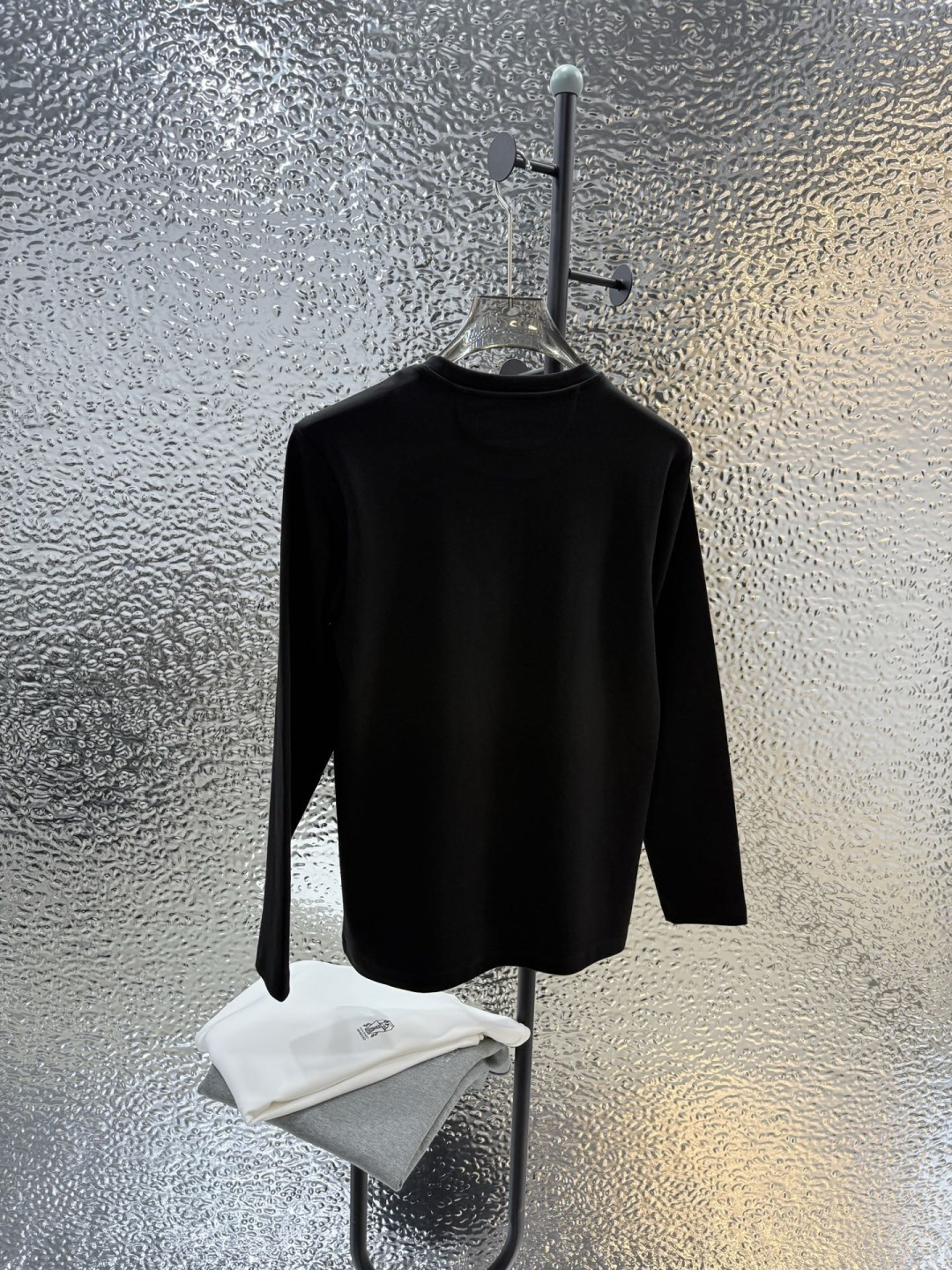 Brunello Cucinelli的珍贵材料提升了这款圆领T恤的经典风范。柔软的棉质汗布与本季色彩组合