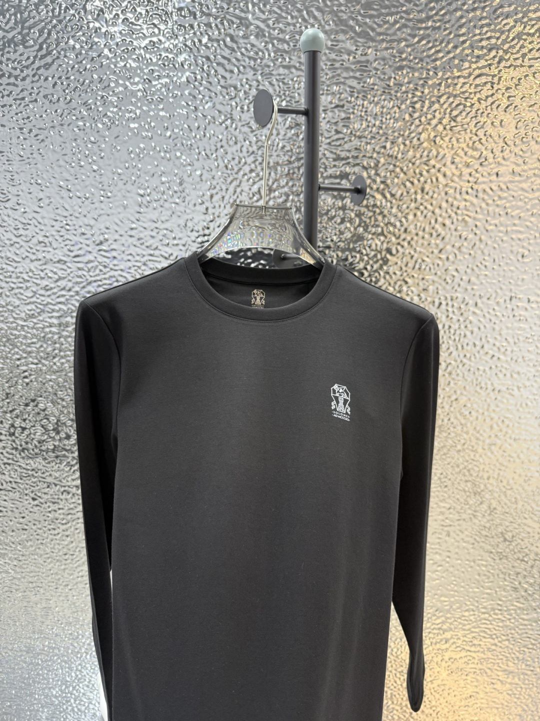 Brunello Cucinelli的珍贵材料提升了这款圆领T恤的经典风范。柔软的棉质汗布与本季色彩组合