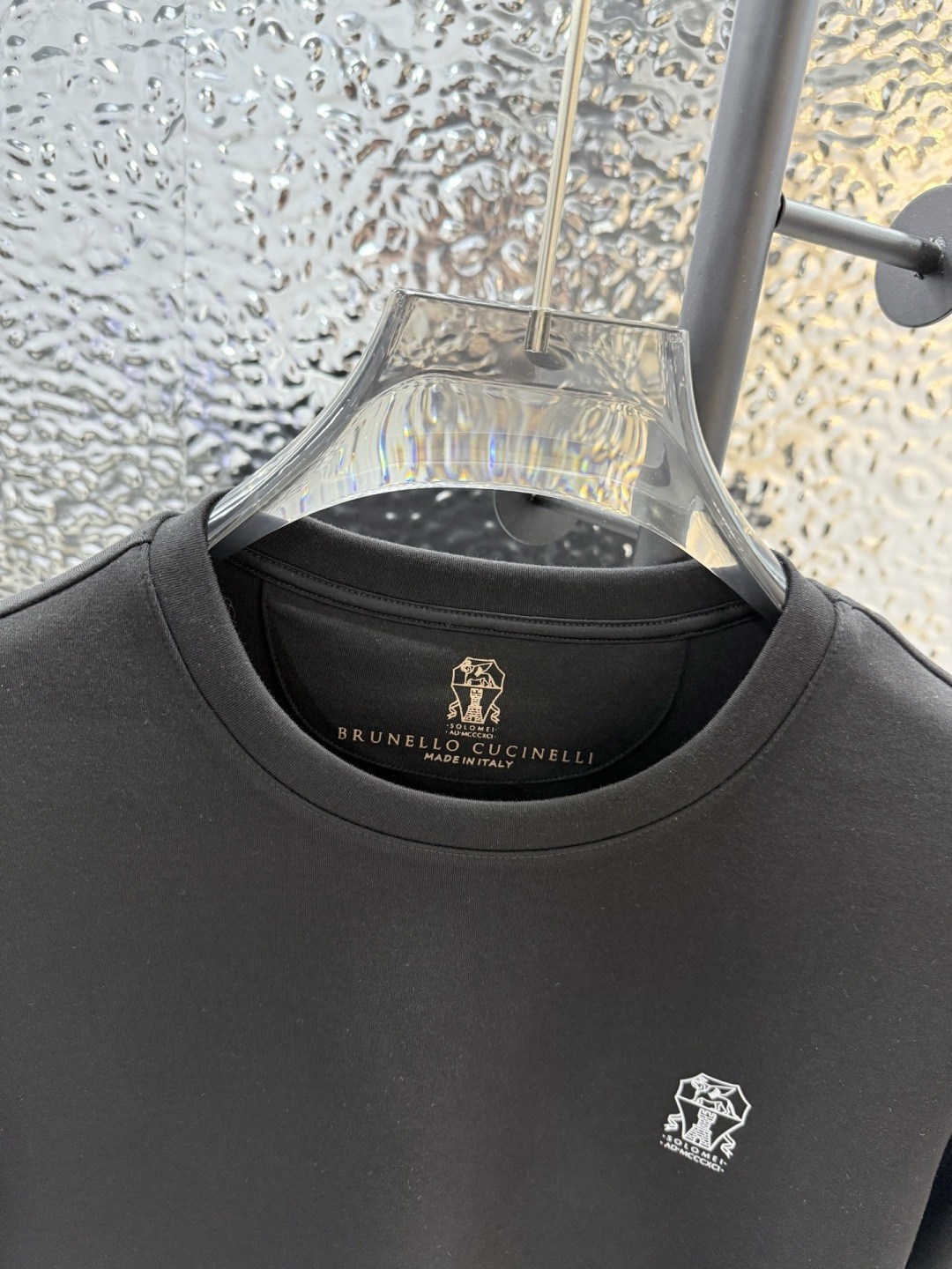 Brunello Cucinelli的珍贵材料提升了这款圆领T恤的经典风范。柔软的棉质汗布与本季色彩组合