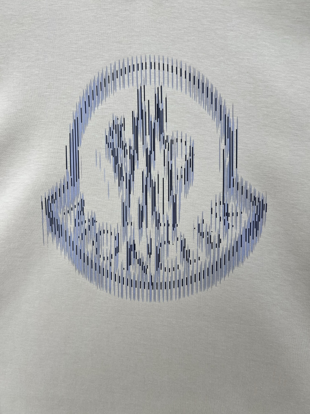 Moncler.蒙口 25秋冬新品模糊logo印花标识圆领卫衣，正面饰模糊印花logo设计，左袖饰有经典