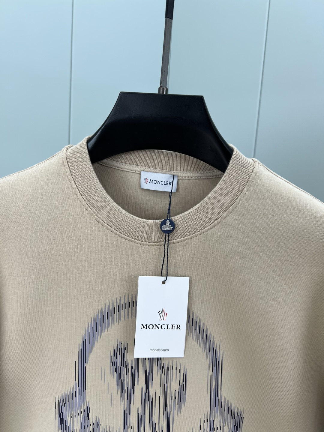 Moncler.蒙口 25秋冬新品模糊logo印花标识圆领卫衣，正面饰模糊印花logo设计，左袖饰有经典