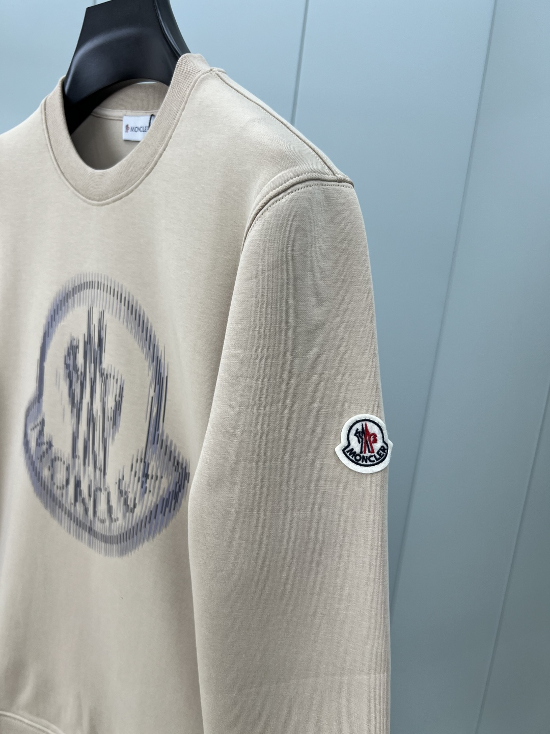 Moncler.蒙口 25秋冬新品模糊logo印花标识圆领卫衣，正面饰模糊印花logo设计，左袖饰有经典