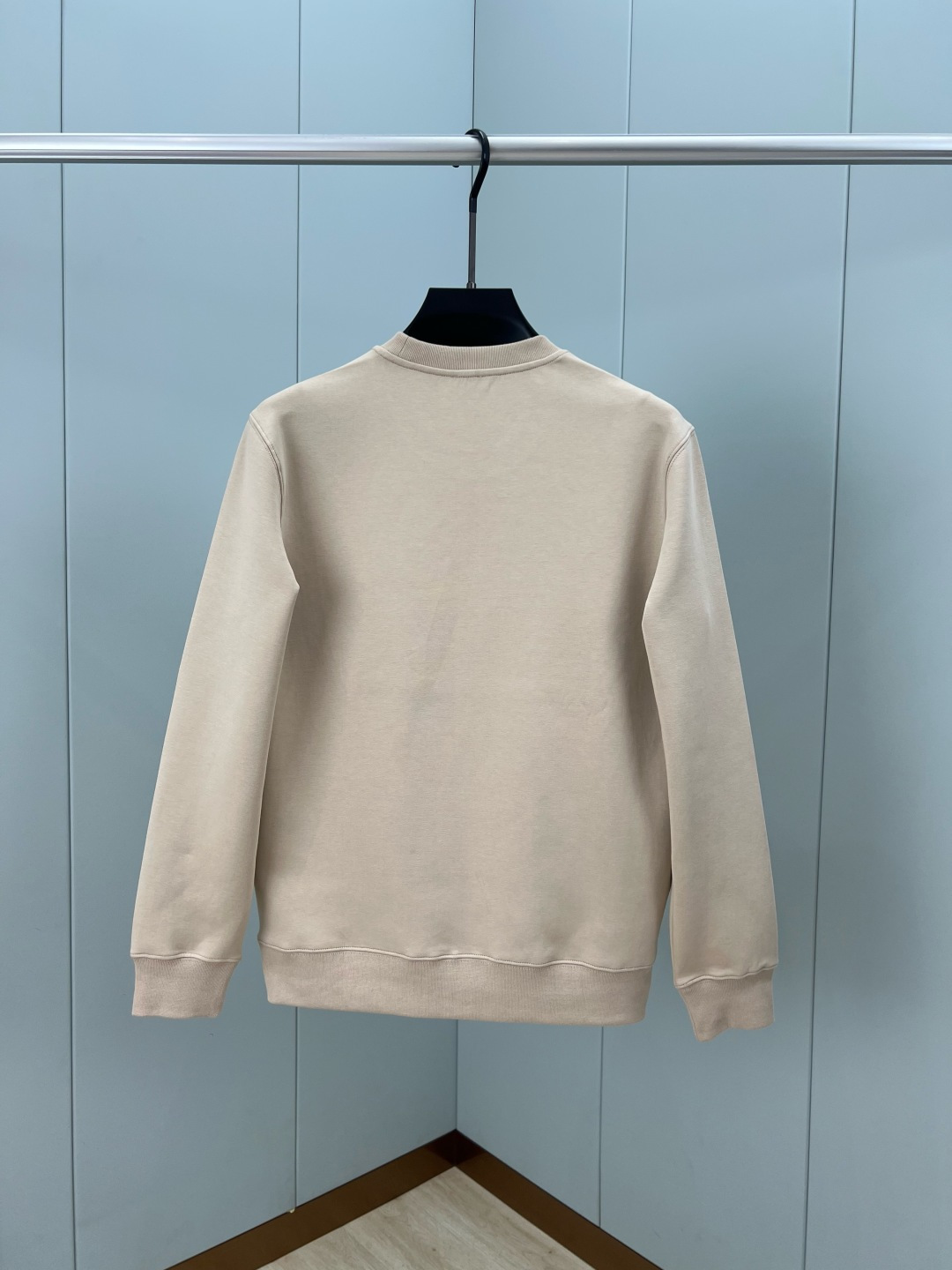 Moncler.蒙口 25秋冬新品模糊logo印花标识圆领卫衣，正面饰模糊印花logo设计，左袖饰有经典