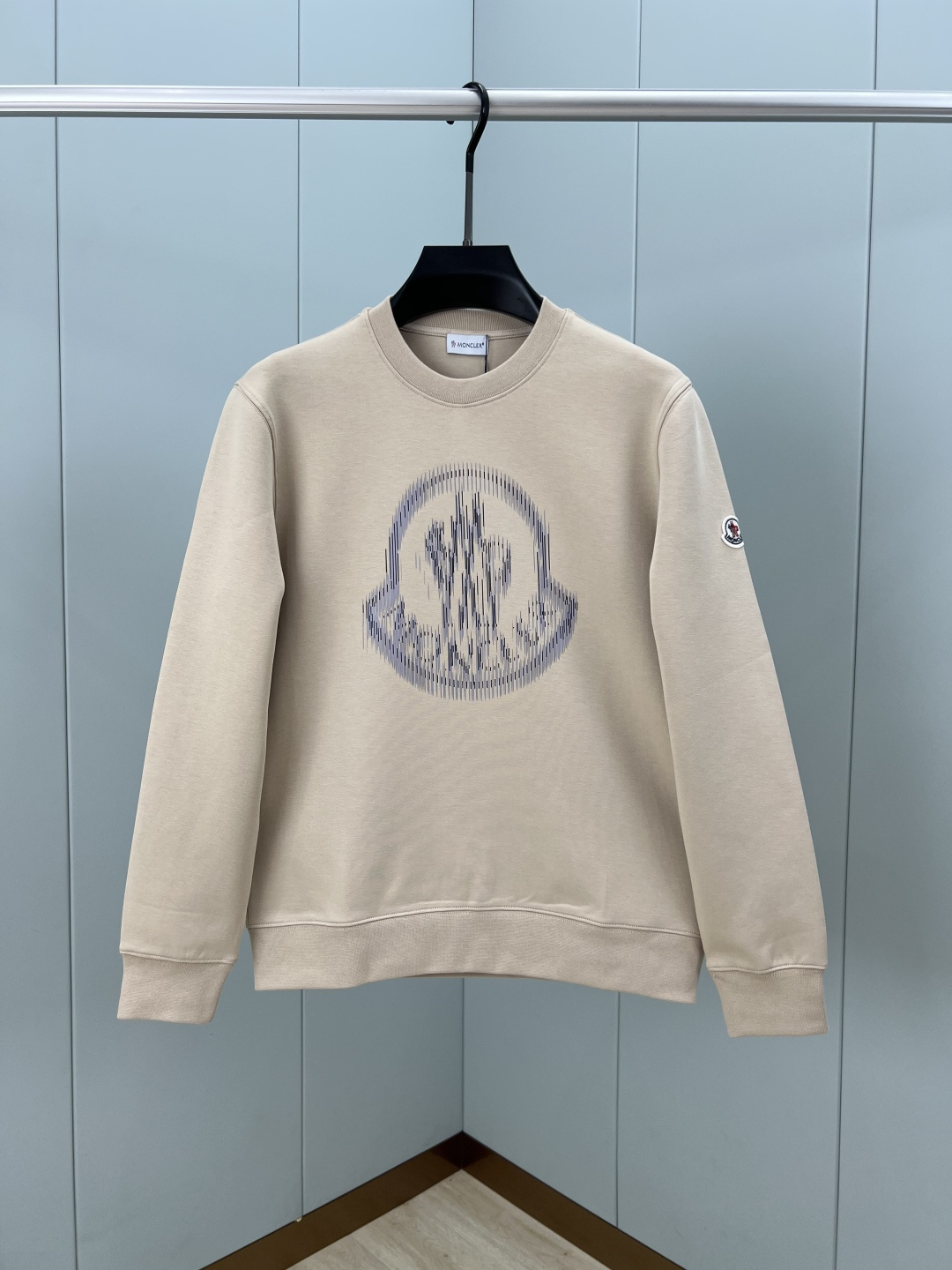 Moncler.蒙口 25秋冬新品模糊logo印花标识圆领卫衣，正面饰模糊印花logo设计，左袖饰有经典