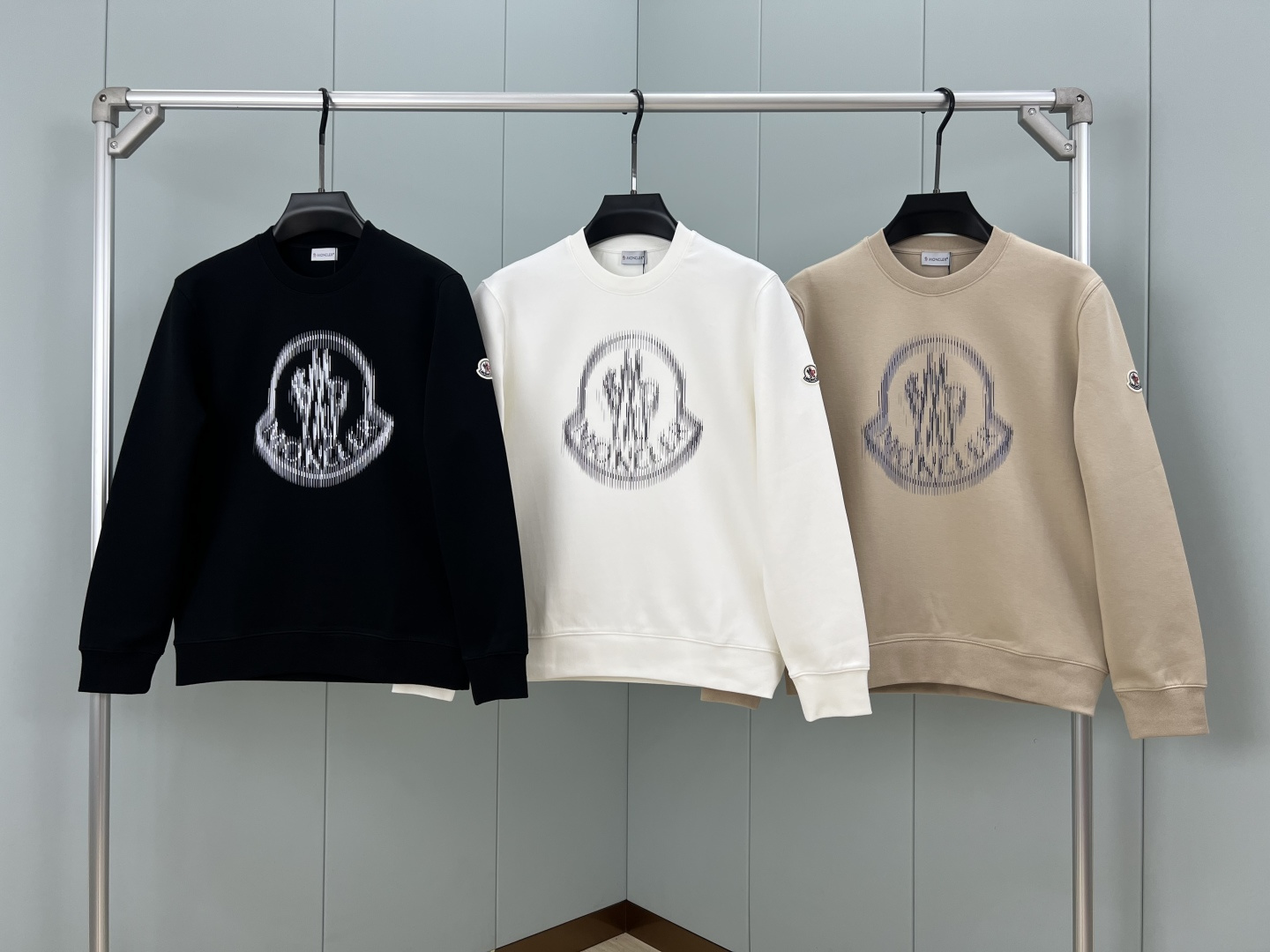Moncler.蒙口 25秋冬新品模糊logo印花标识圆领卫衣，正面饰模糊印花logo设计，左袖饰有经典