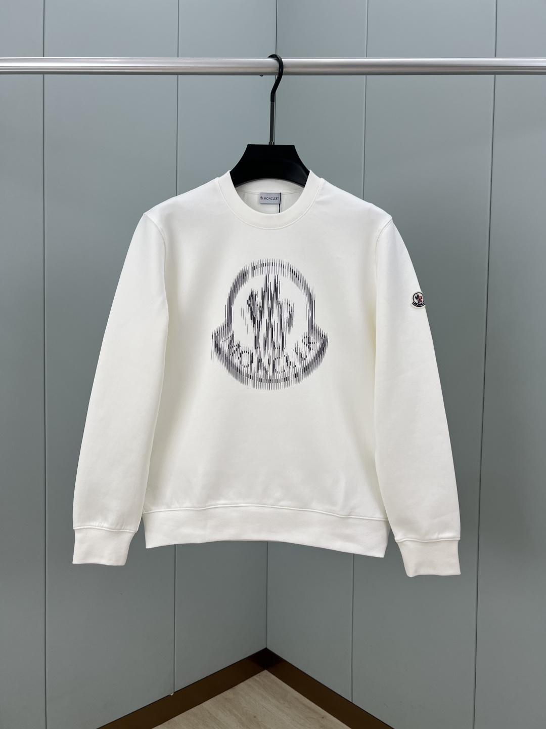 Moncler.蒙口 25秋冬新品模糊logo印花标识圆领卫衣，正面饰模糊印花logo设计，左袖饰有经典